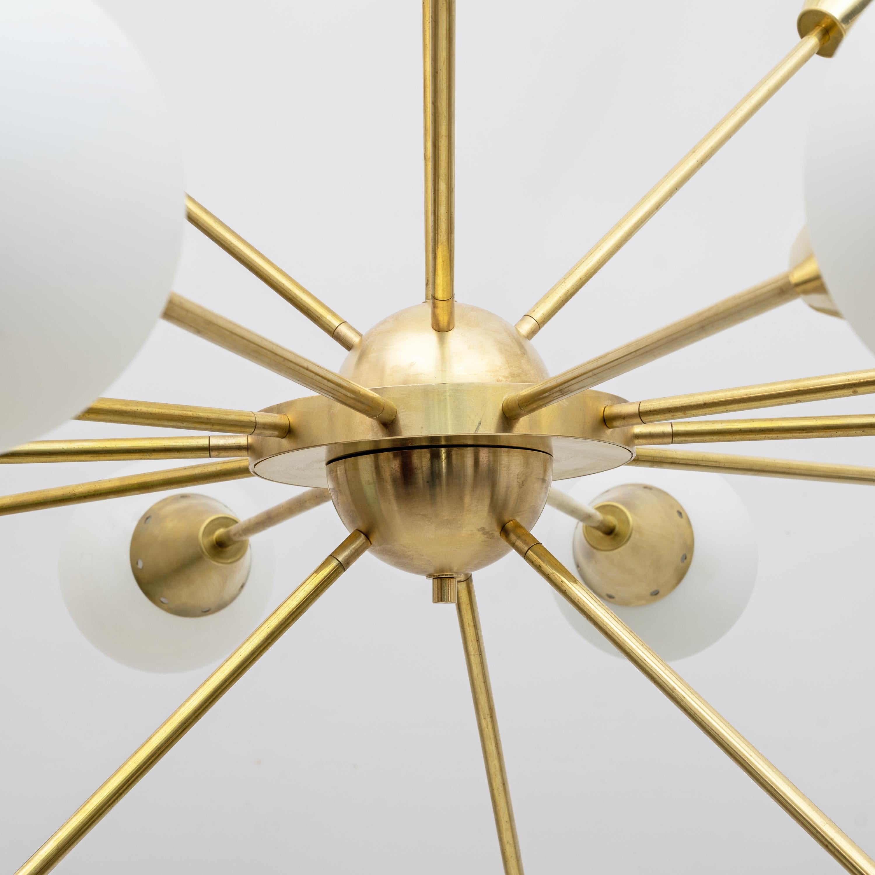Mid-Century Modern Italian Brass and Glass Opaline Large Sputnik Chandelier, 70s For Sale 3