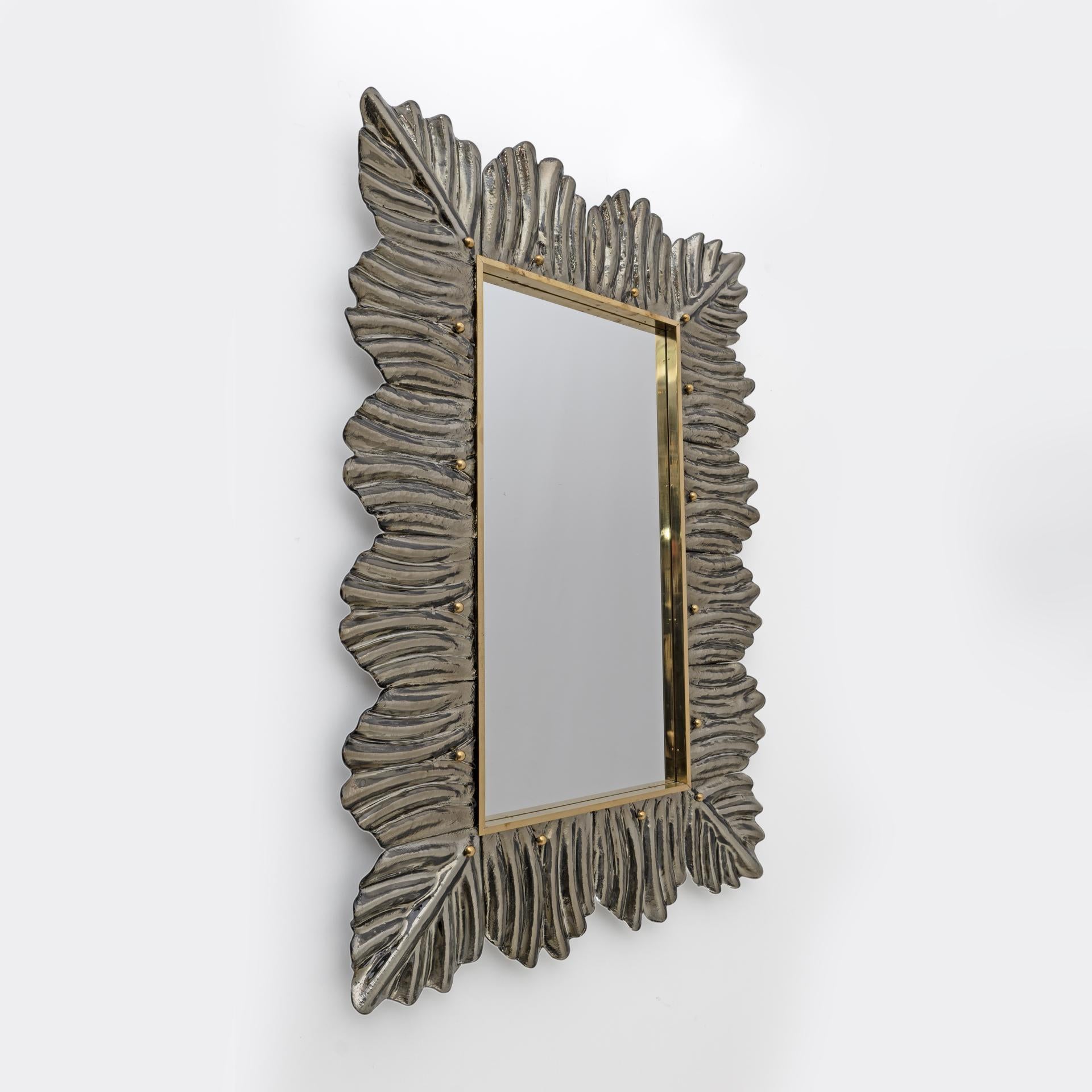 Late 20th Century Mid-Century Modern Italian Brass and Leaves Murano Glass Wall Mirror For Sale
