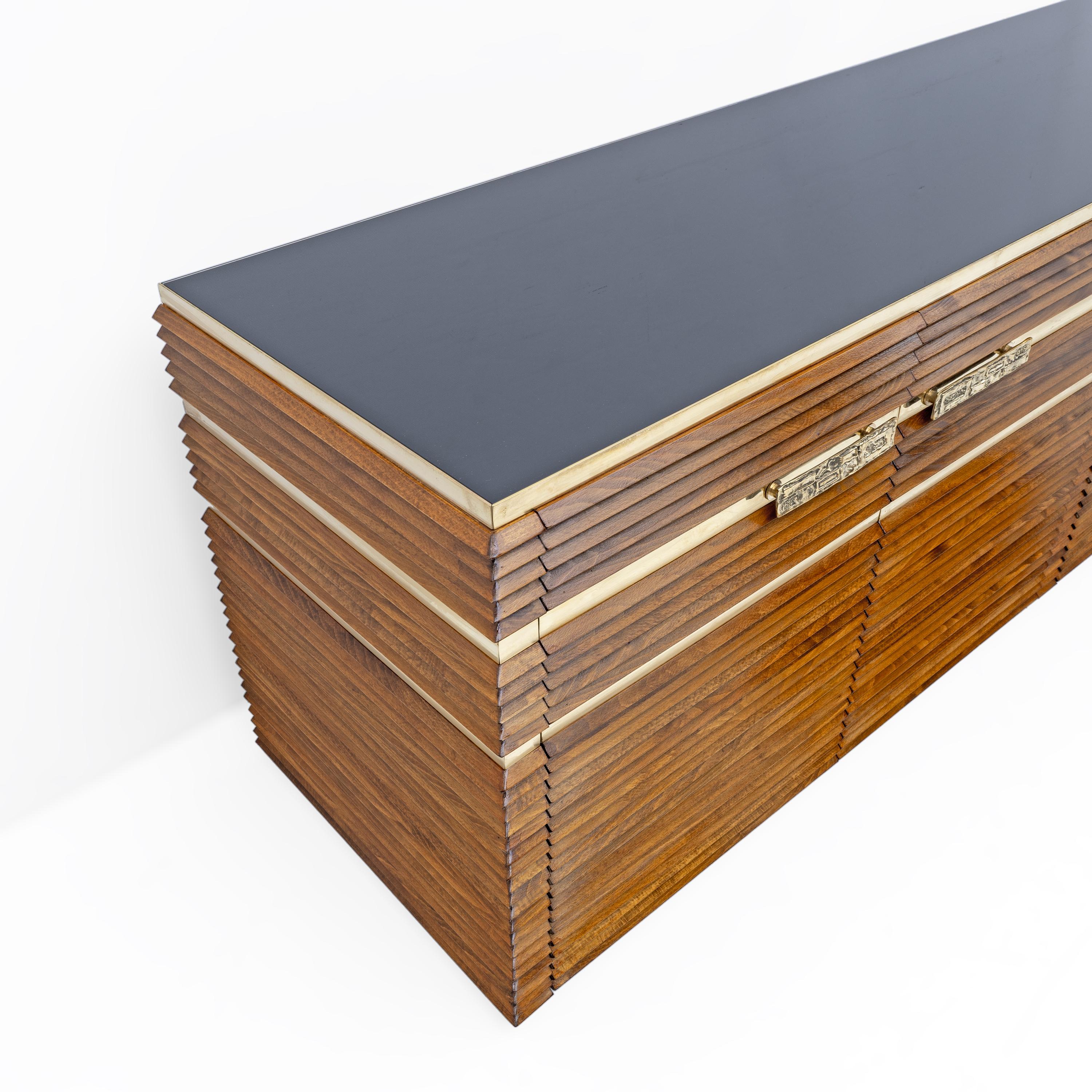 Italiano Credenza italiana moderna di metà secolo in ottone e teak, anni '70 in vendita