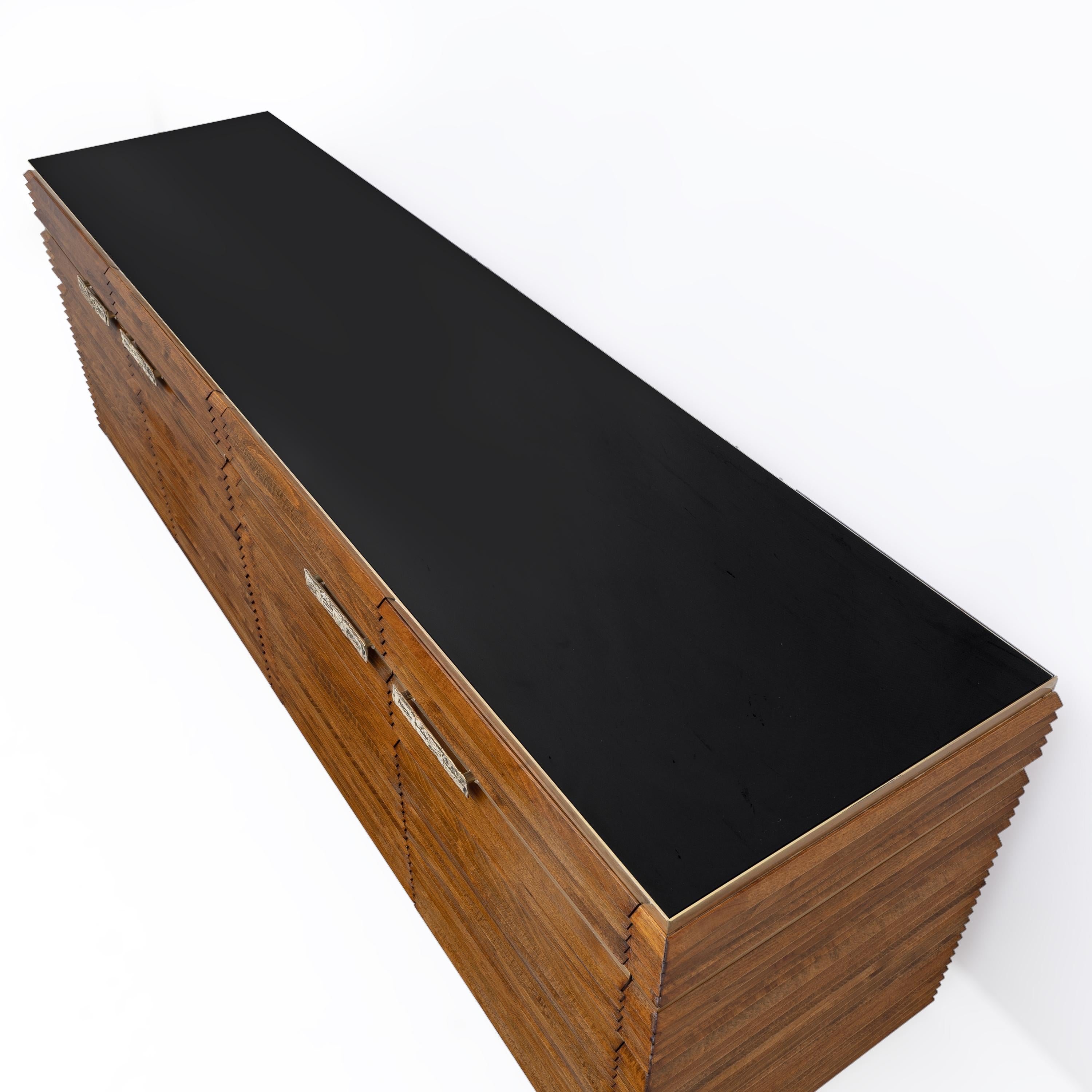 Fine XX secolo Credenza italiana moderna di metà secolo in ottone e teak, anni '70 in vendita