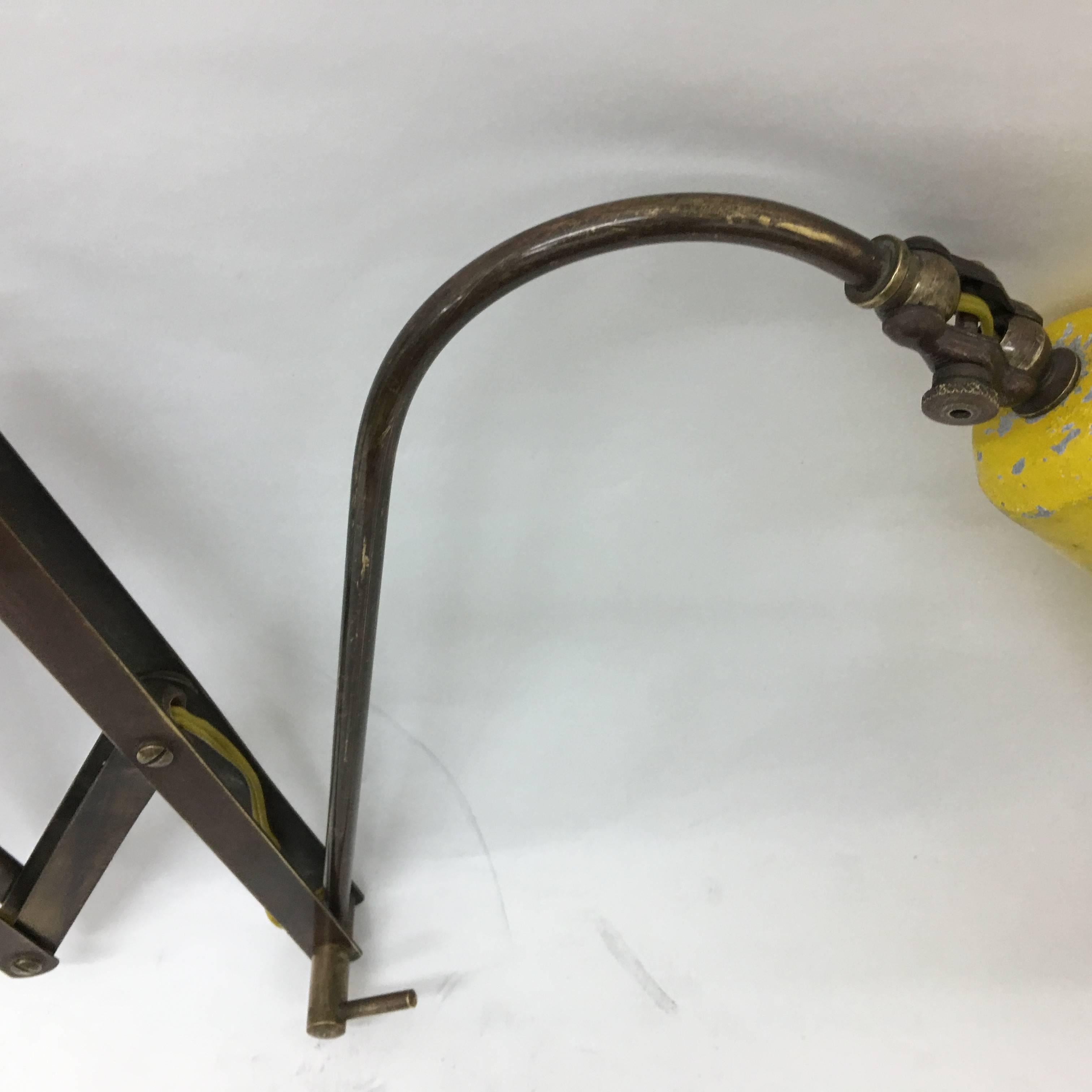 Mid-Century Modern Italian Brass and Yellow Painted Metal Scissor Lamp 1950 5