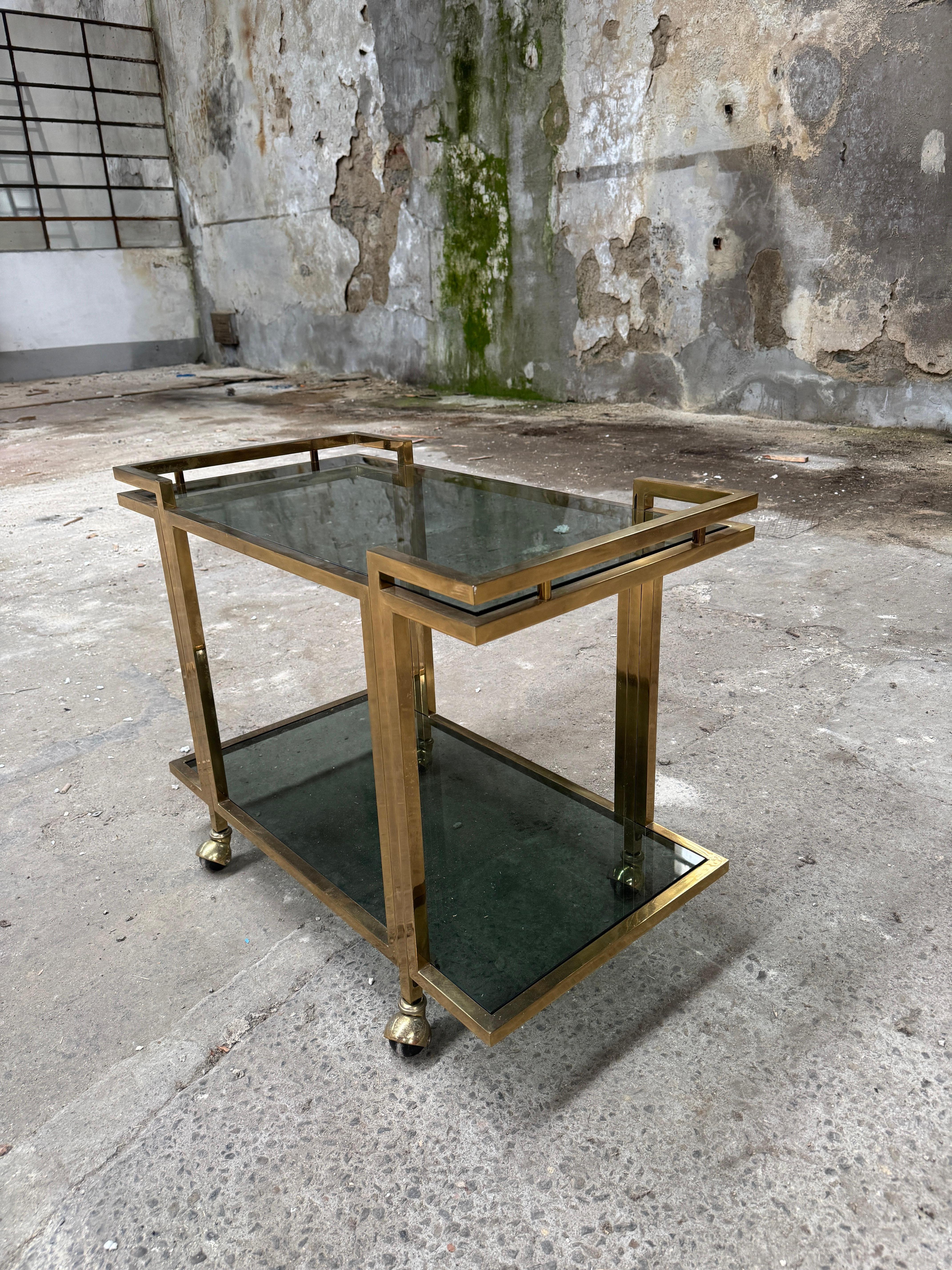 Mid-Century Modern Chariot de bar en laiton italien de The Modernity avec  Étagères à deux niveaux en verre fumé en vente