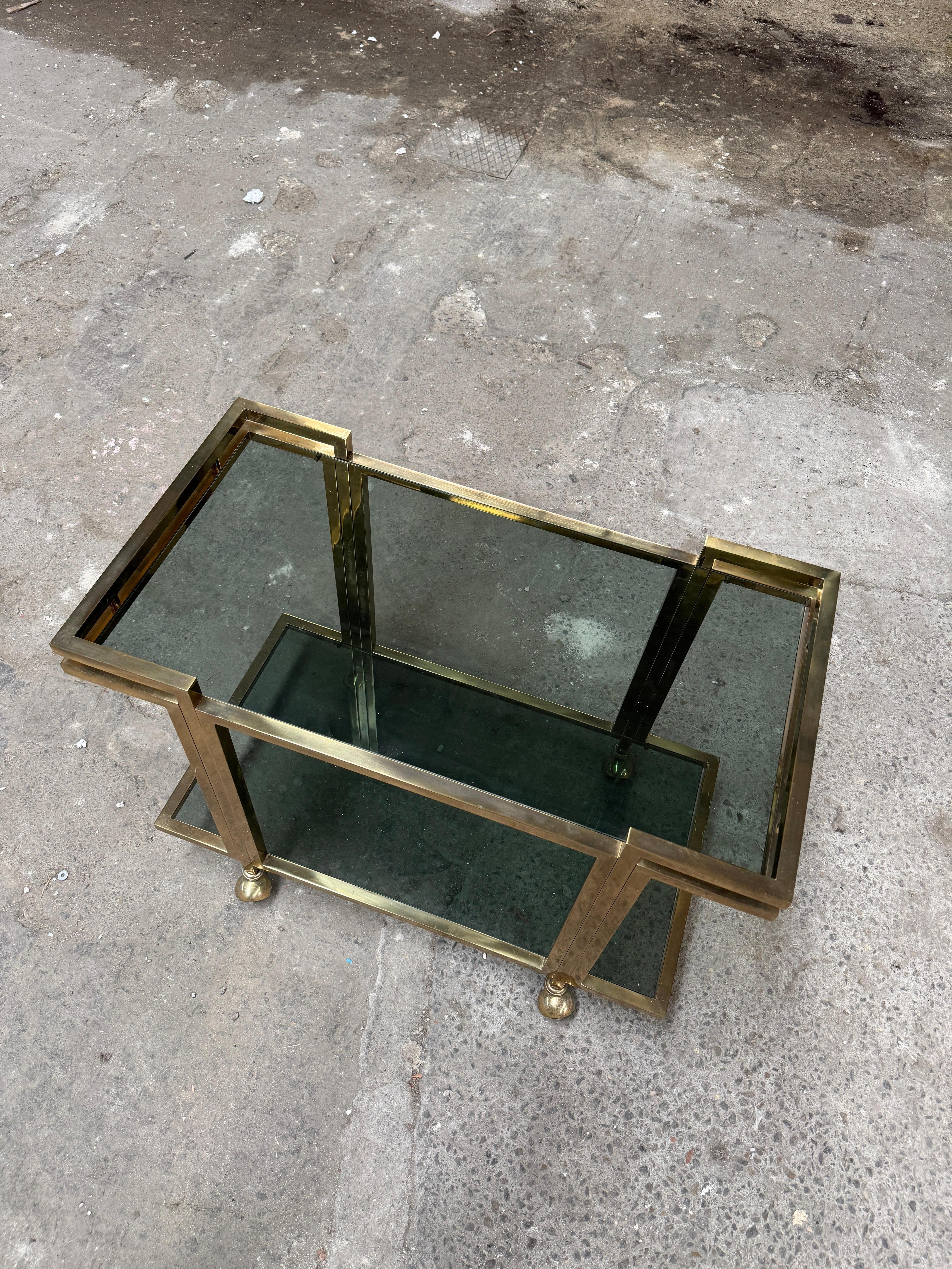 Chariot de bar en laiton italien de The Modernity avec  Étagères à deux niveaux en verre fumé Bon état - En vente à Prato, IT