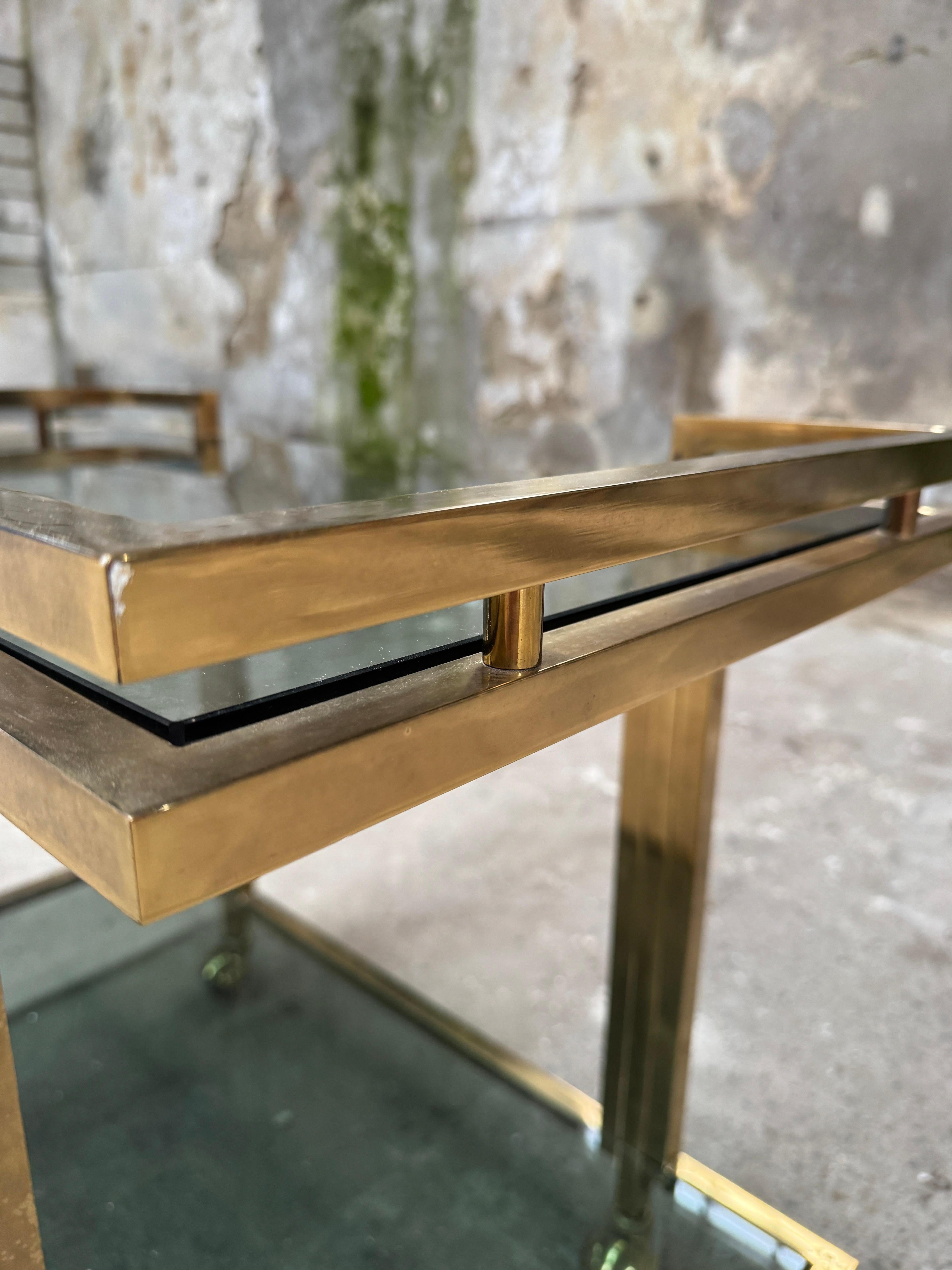Laiton Chariot de bar en laiton italien de The Modernity avec  Étagères à deux niveaux en verre fumé en vente