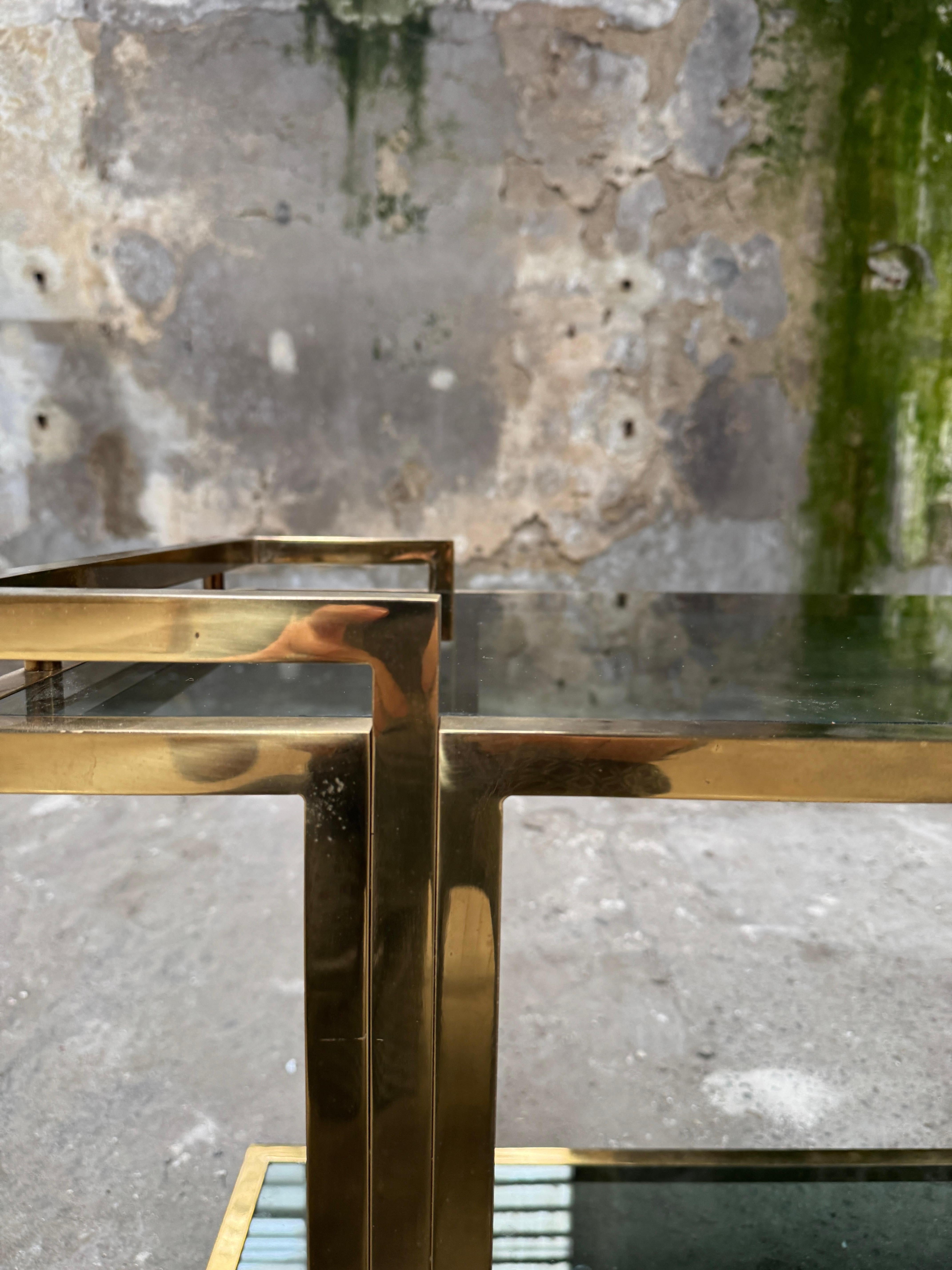 Chariot de bar en laiton italien de The Modernity avec  Étagères à deux niveaux en verre fumé en vente 1