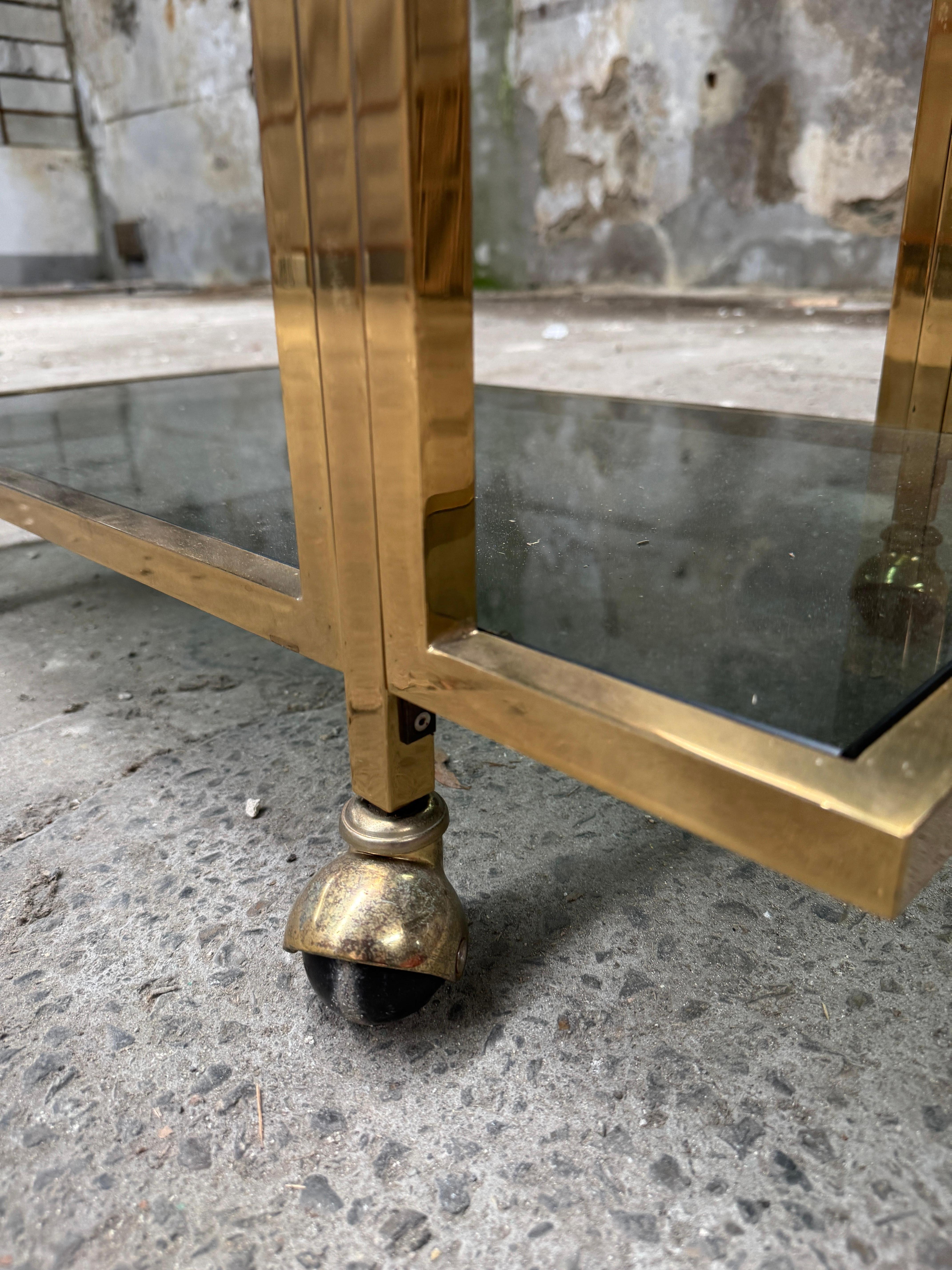 Chariot de bar en laiton italien de The Modernity avec  Étagères à deux niveaux en verre fumé en vente 3