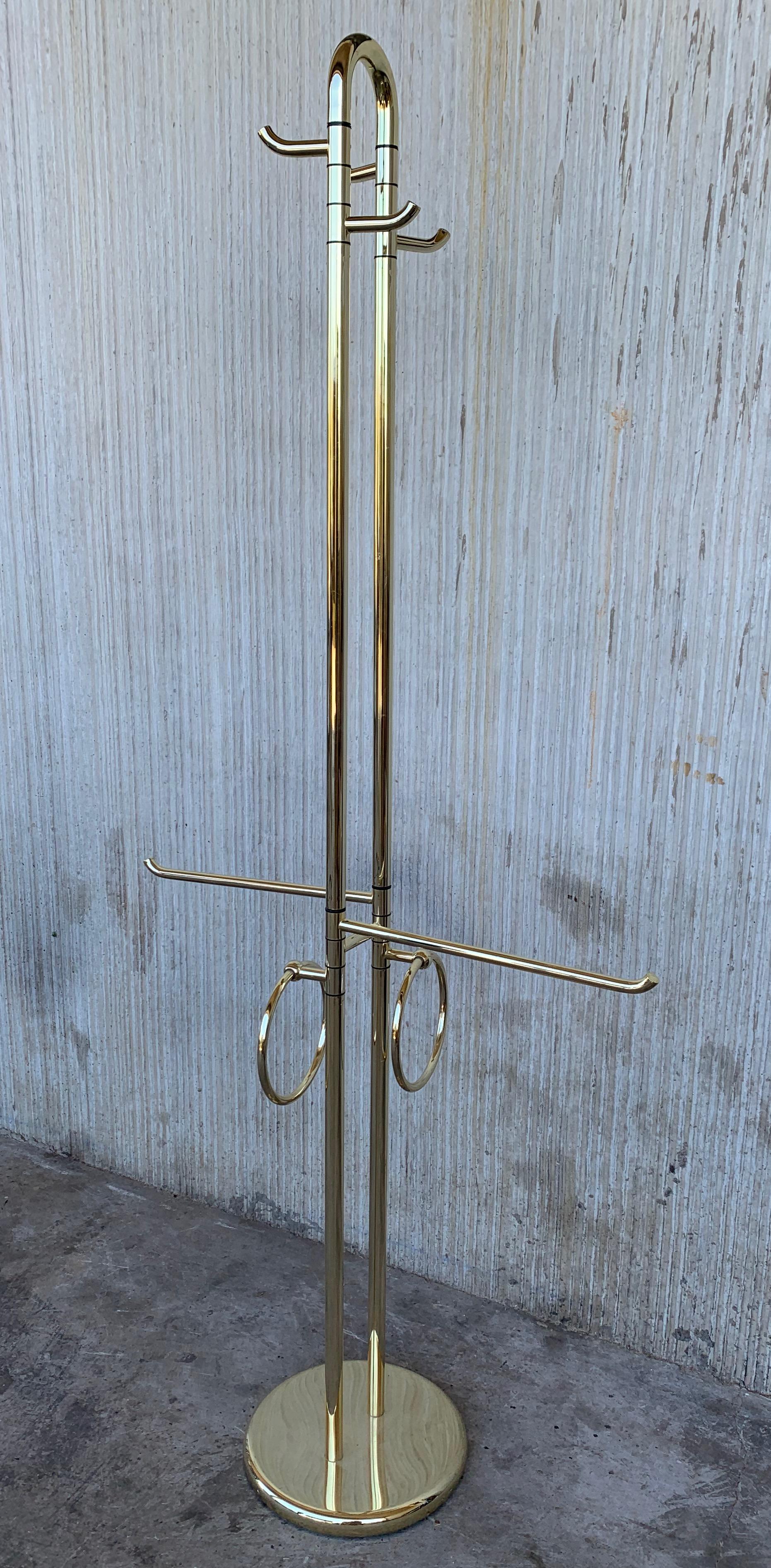 Mid-Century Modern Italian Brass Coat Stand with Round Base, Italy, 1970s In Good Condition For Sale In Miami, FL
