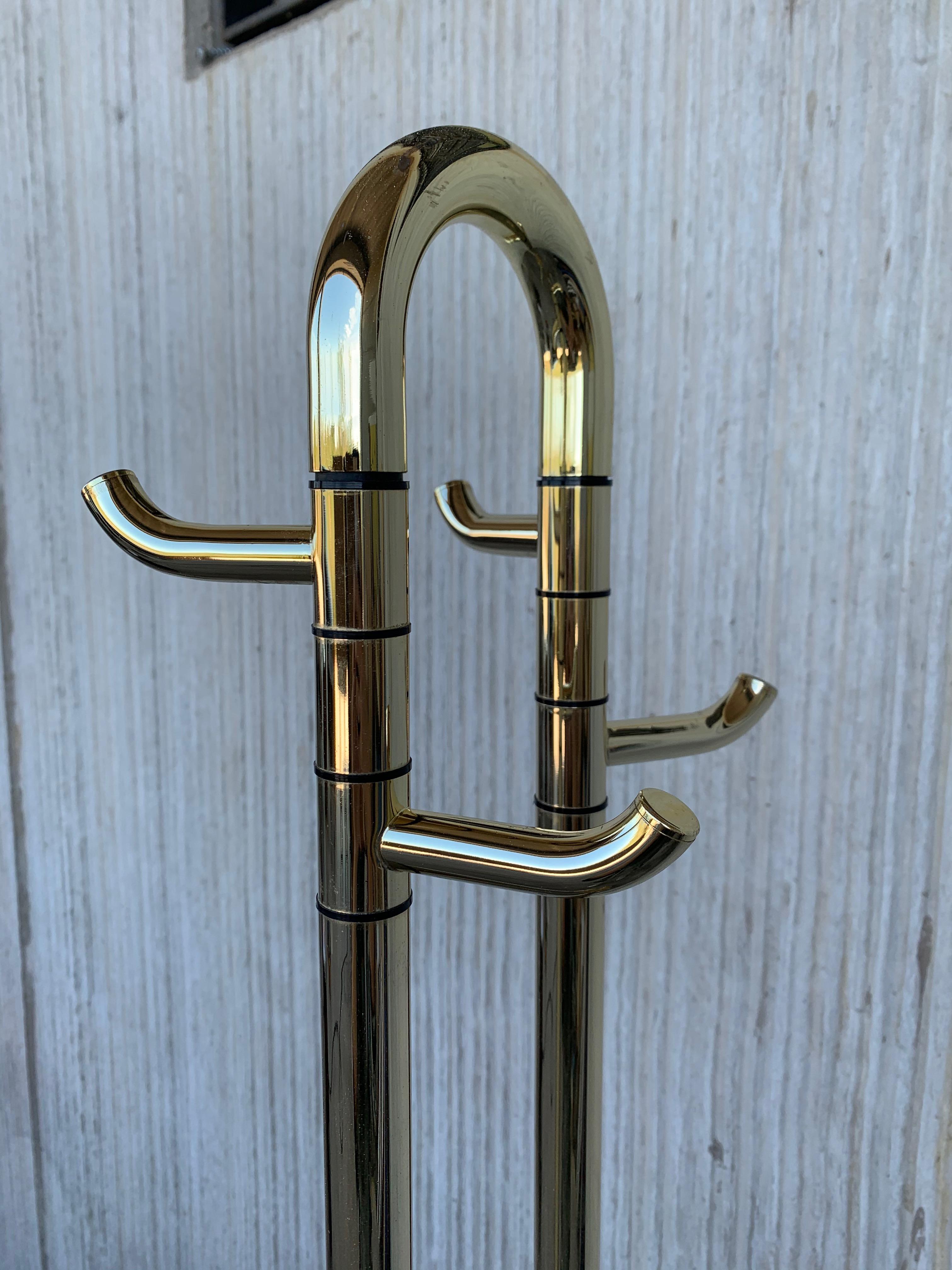 Mid-Century Modern Italian Brass Coat Stand with Round Base, Italy, 1970s For Sale 1