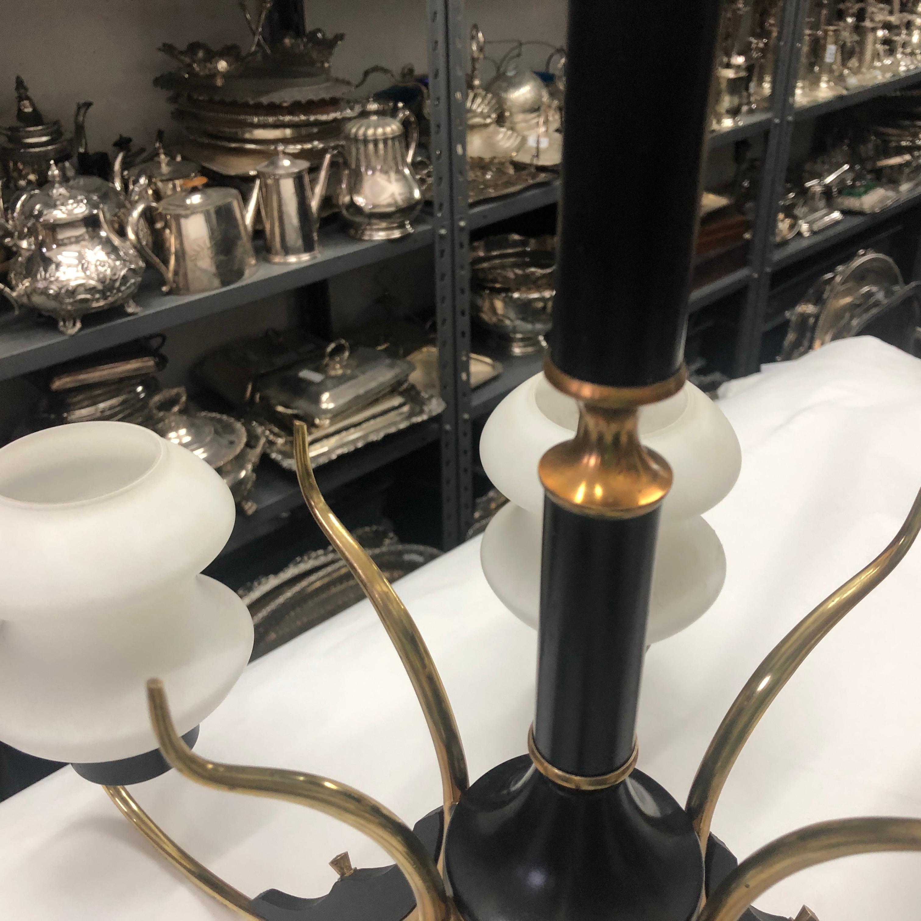 Ottone Lampadario italiano del 1950 in stile Stilnovo di metà secolo moderno in vendita