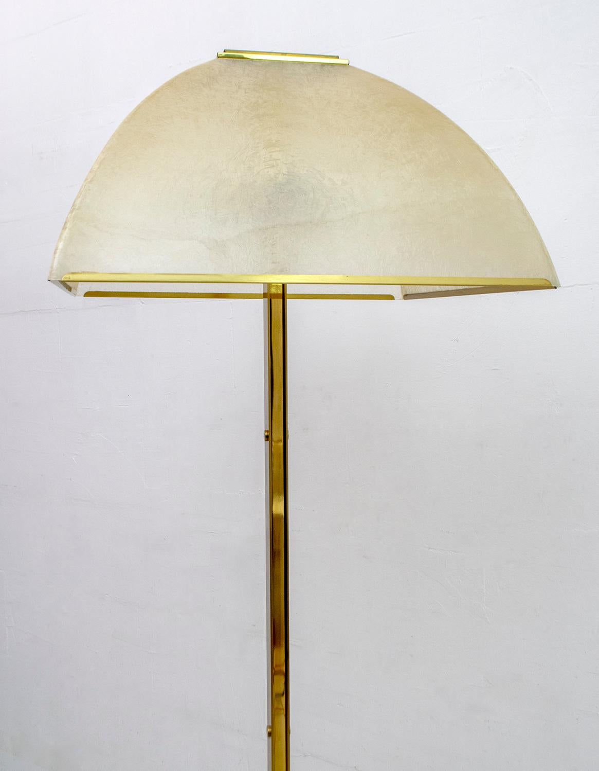 Luciano Frigerio Mid-Century Modern Italian Design Brass Floor Lamp, 1970s In Good Condition In Puglia, Puglia