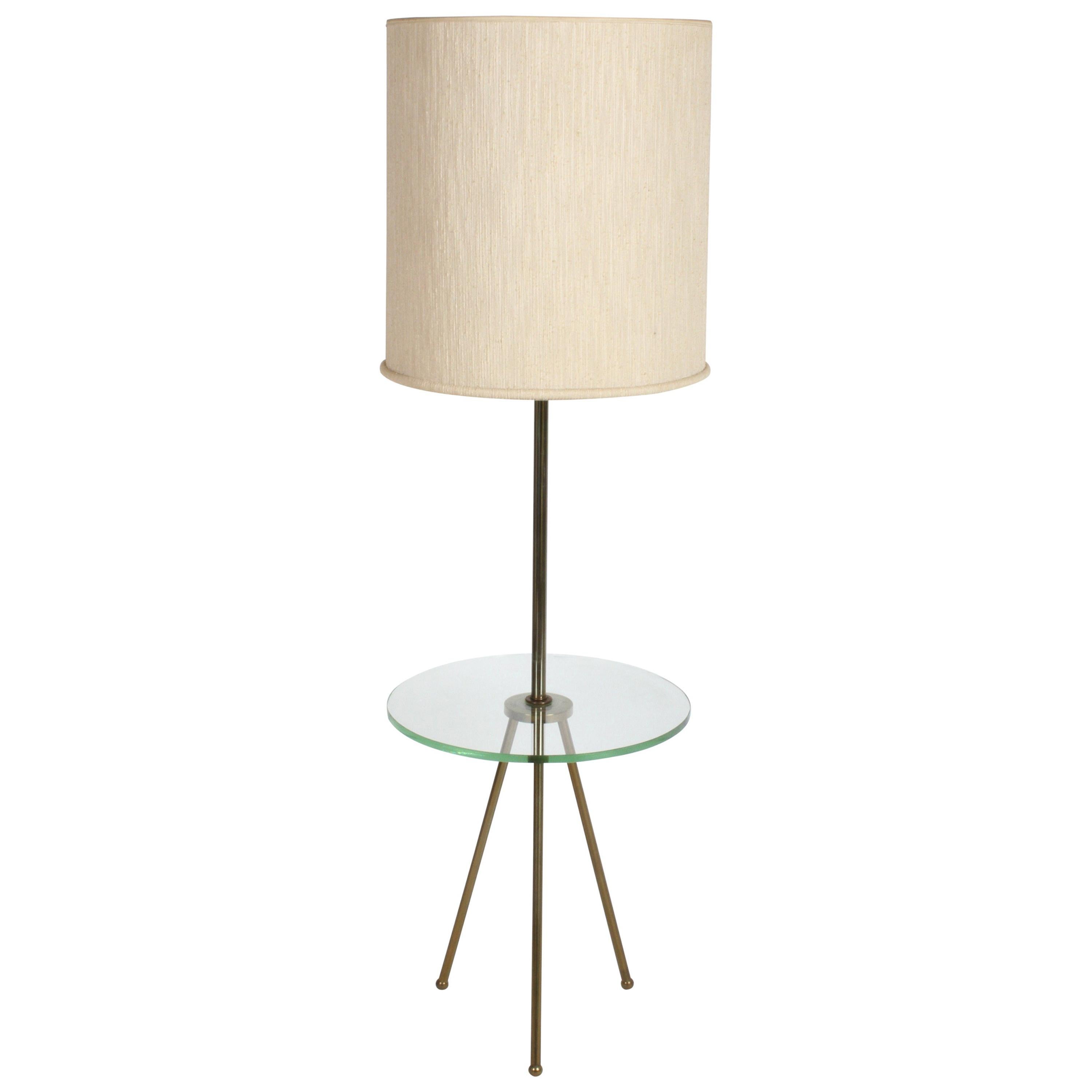 Lampadaire italien en laiton de style mi-siècle moderne avec pieds tripodes et étagère en verre en vente