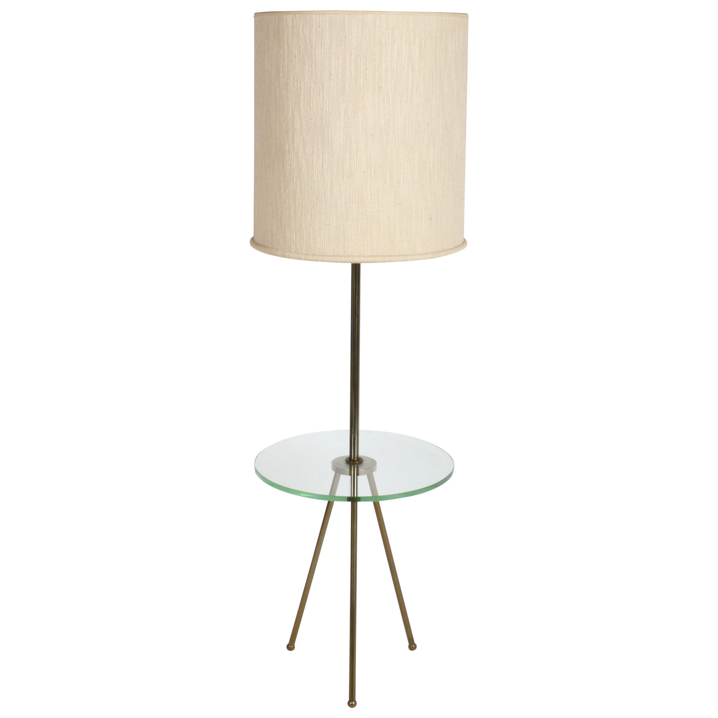 Lampadaire italien en laiton de style mi-siècle moderne avec pieds tripodes et étagère en verre