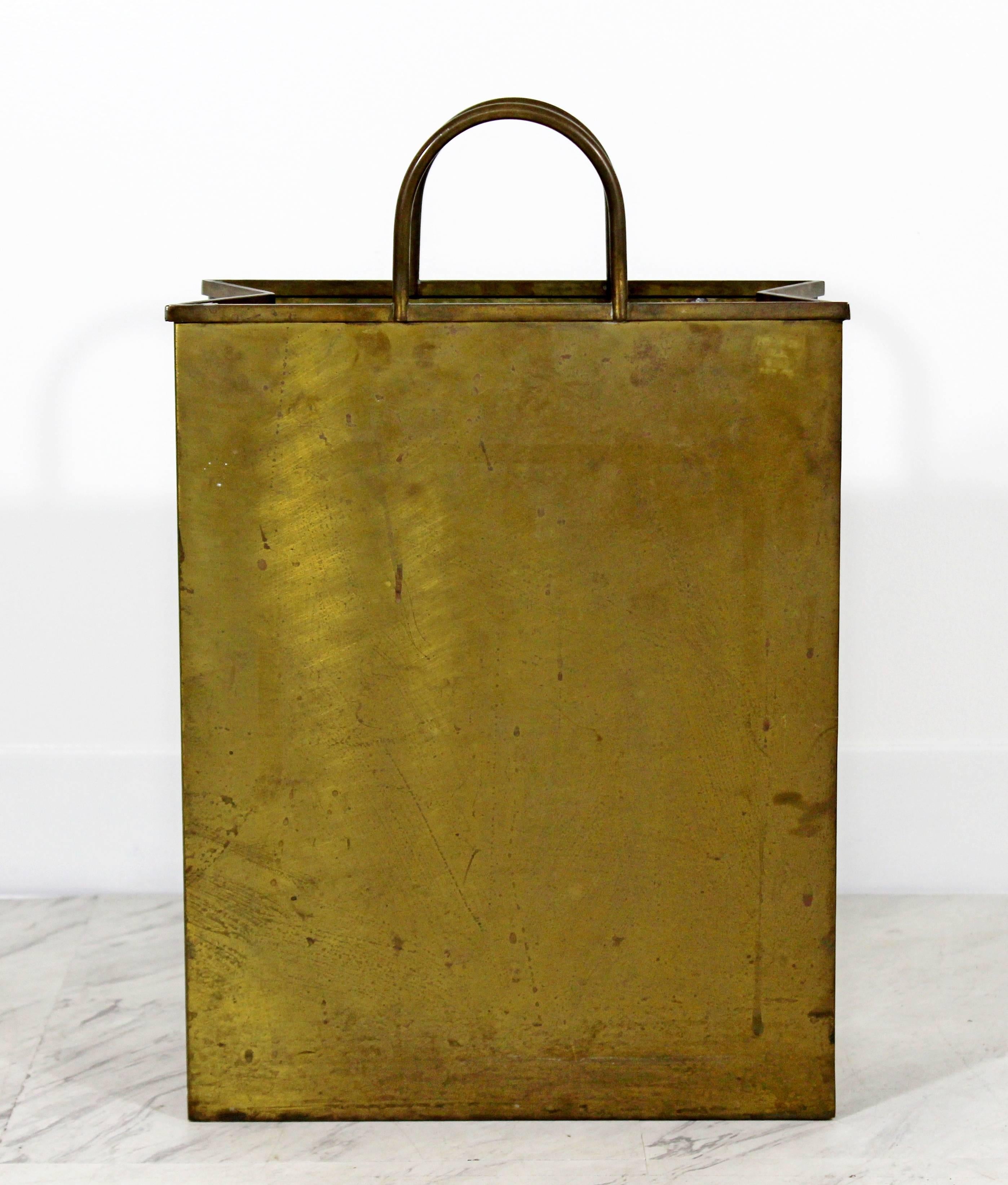 For your consideration is a fun planter or trash bin or magazine rack, in the shape of a shopping bag, made of brass, made in Italy. In excellent condition. The dimensions are 12.5