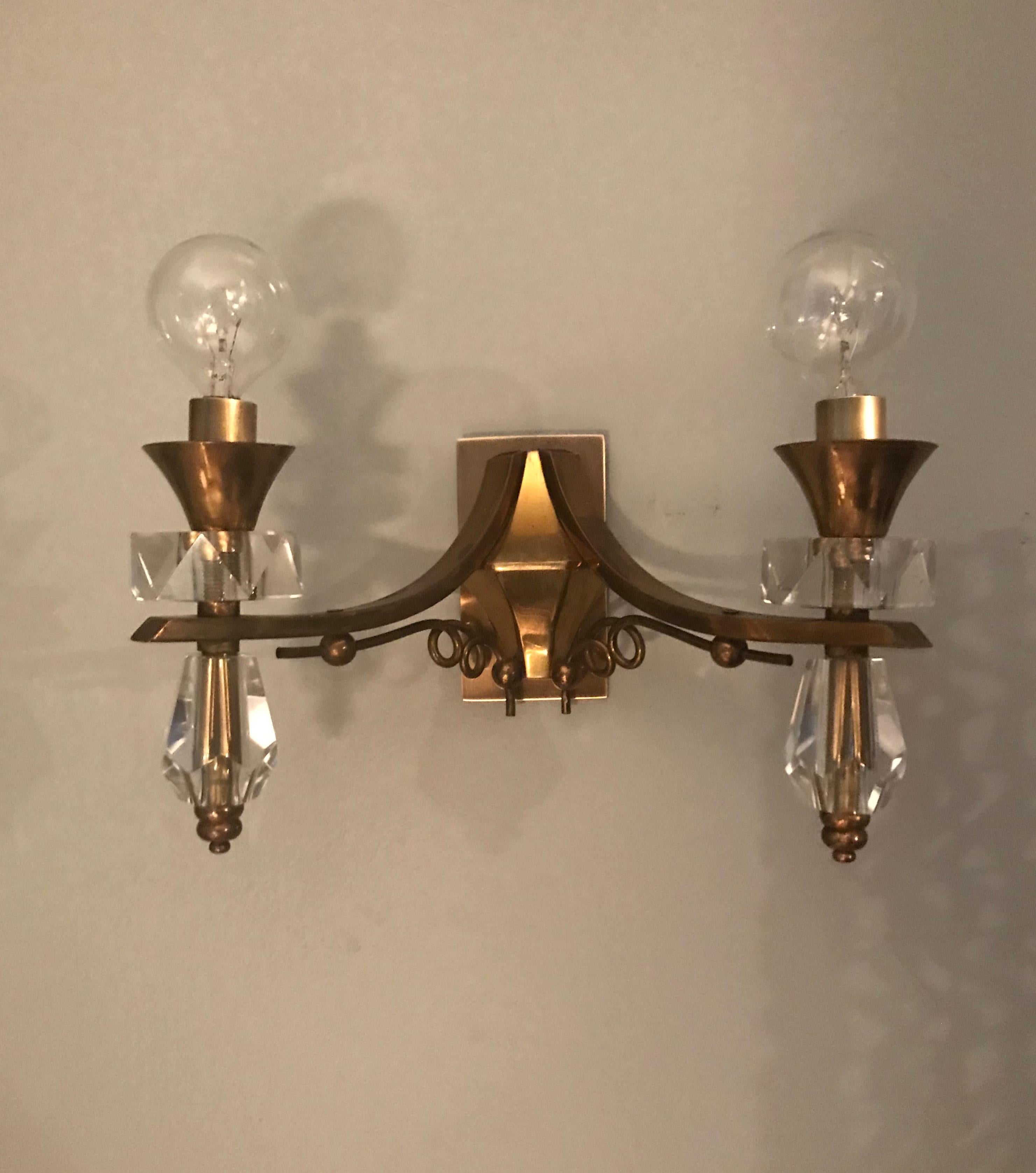 Mid-Century Modern Italian brass sconce. Vintage brass and thick cut faceted glass two-light sconce. Newly electrified and supplied with matching brass backplate ready to install. Italy, late 1940s.
Dimensions: 10.5