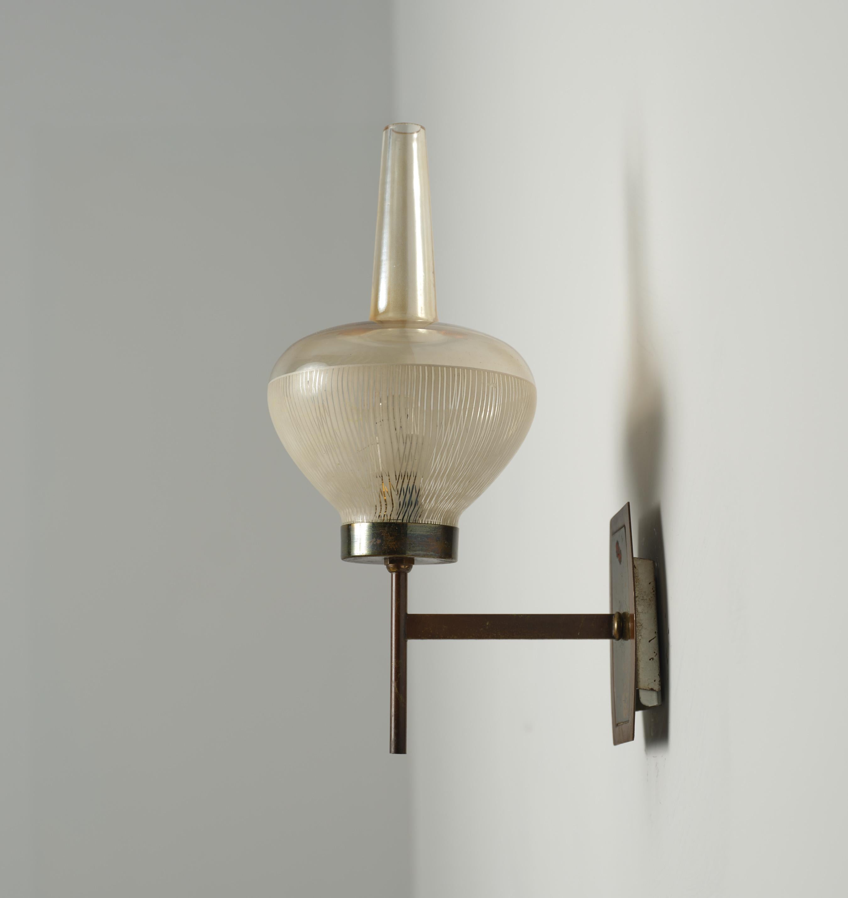 Mid-Century Modern Italian Brass Sconce with Glass Shade In Good Condition For Sale In Rome, IT