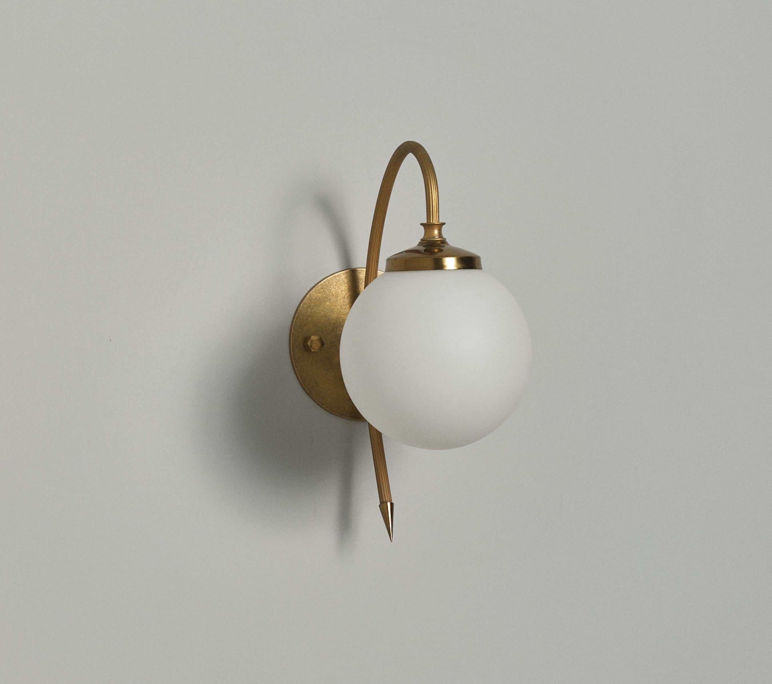 Mid-Century Modern Applique italienne en laiton de style moderne du milieu du siècle avec abat-jour en verre opalin en vente