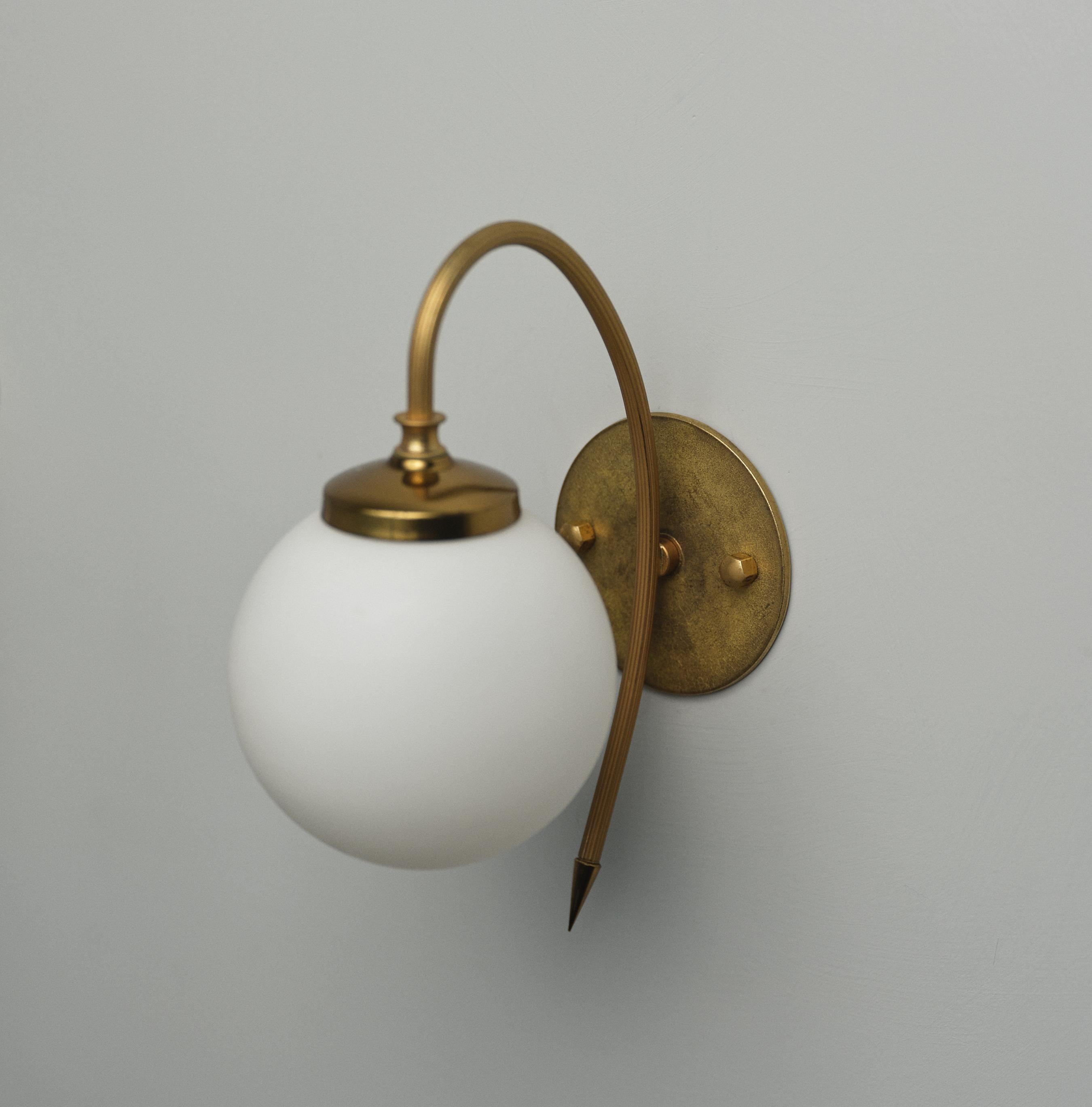 Applique italienne en laiton de style moderne du milieu du siècle avec abat-jour en verre opalin Bon état - En vente à Rome, IT