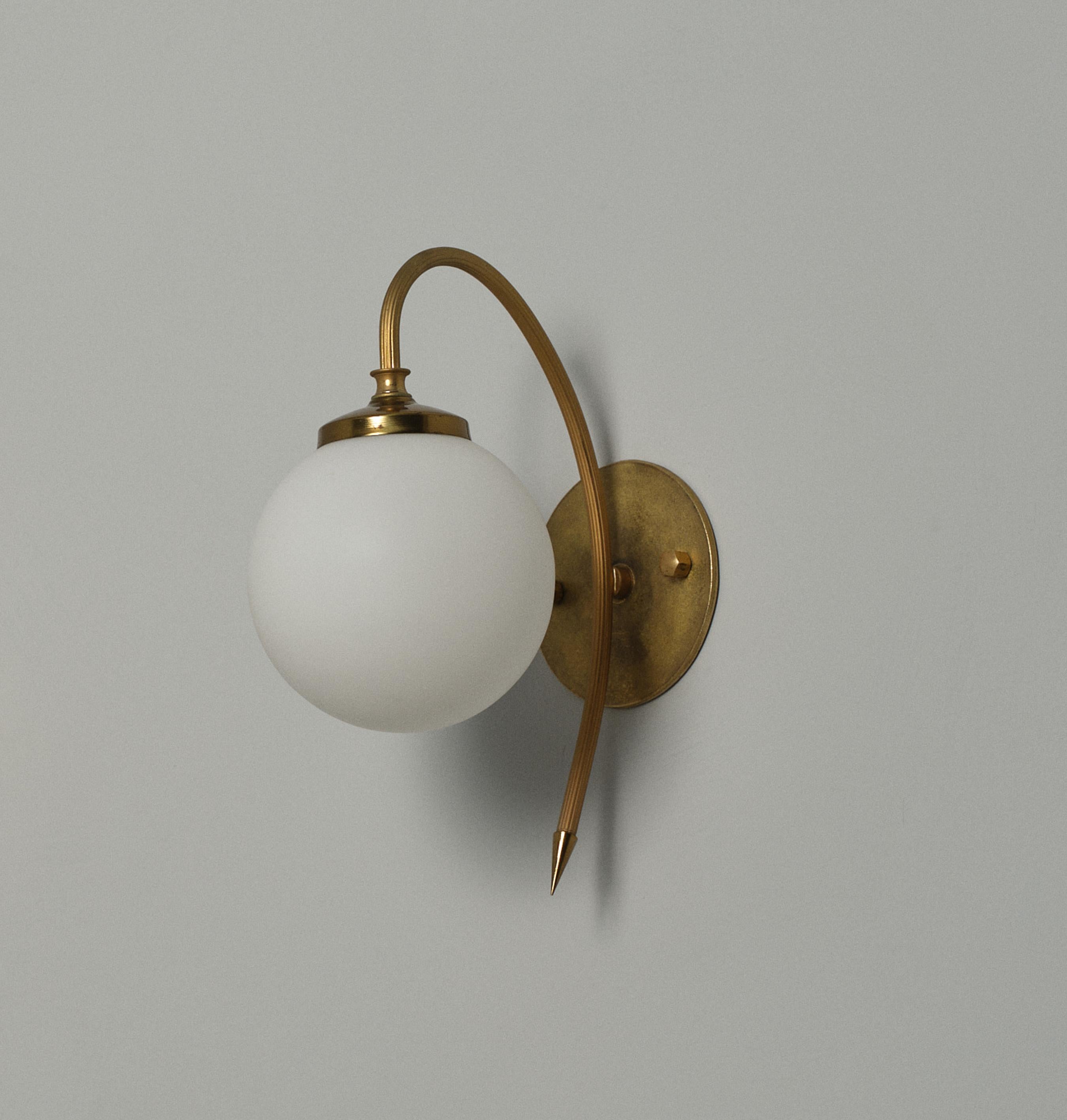 Milieu du XXe siècle Applique italienne en laiton de style moderne du milieu du siècle avec abat-jour en verre opalin en vente