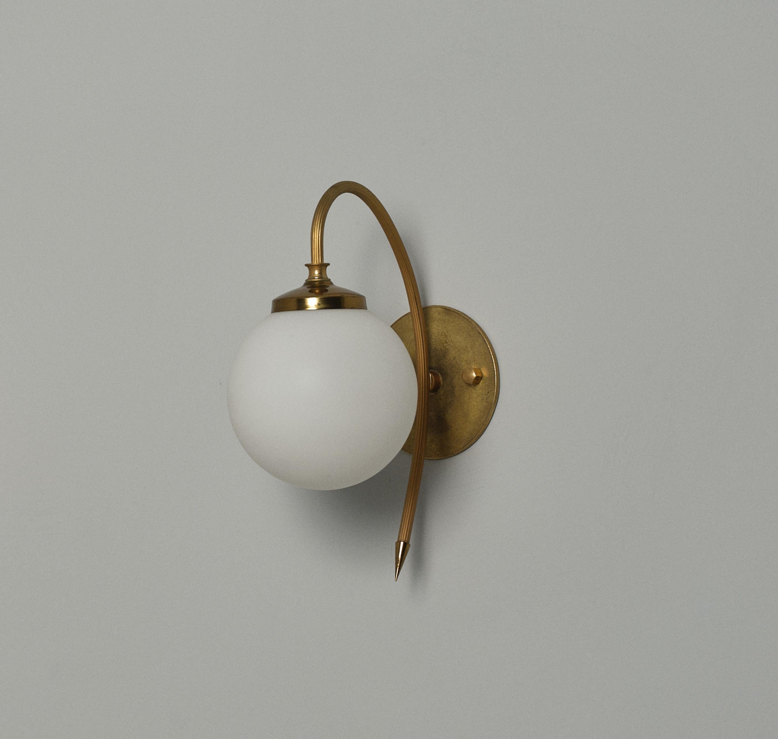 Applique italienne en laiton de style moderne du milieu du siècle avec abat-jour en verre opalin en vente 1