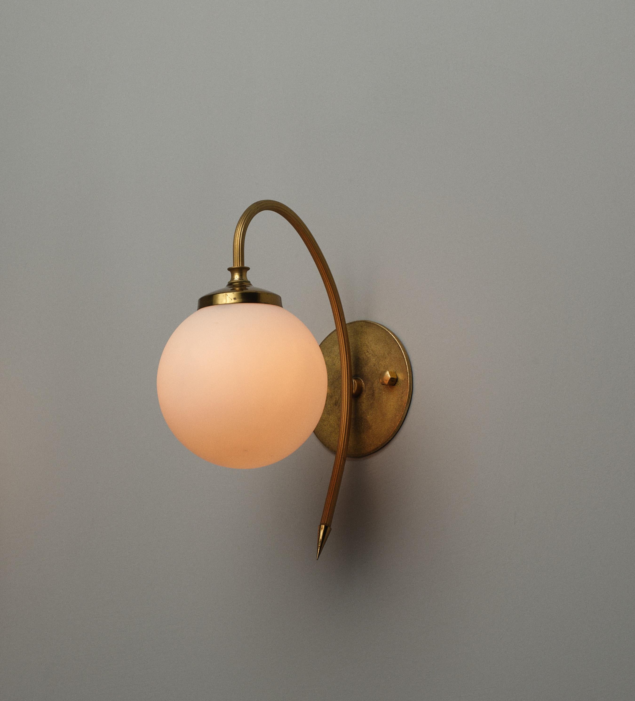 Applique italienne en laiton de style moderne du milieu du siècle avec abat-jour en verre opalin en vente 2