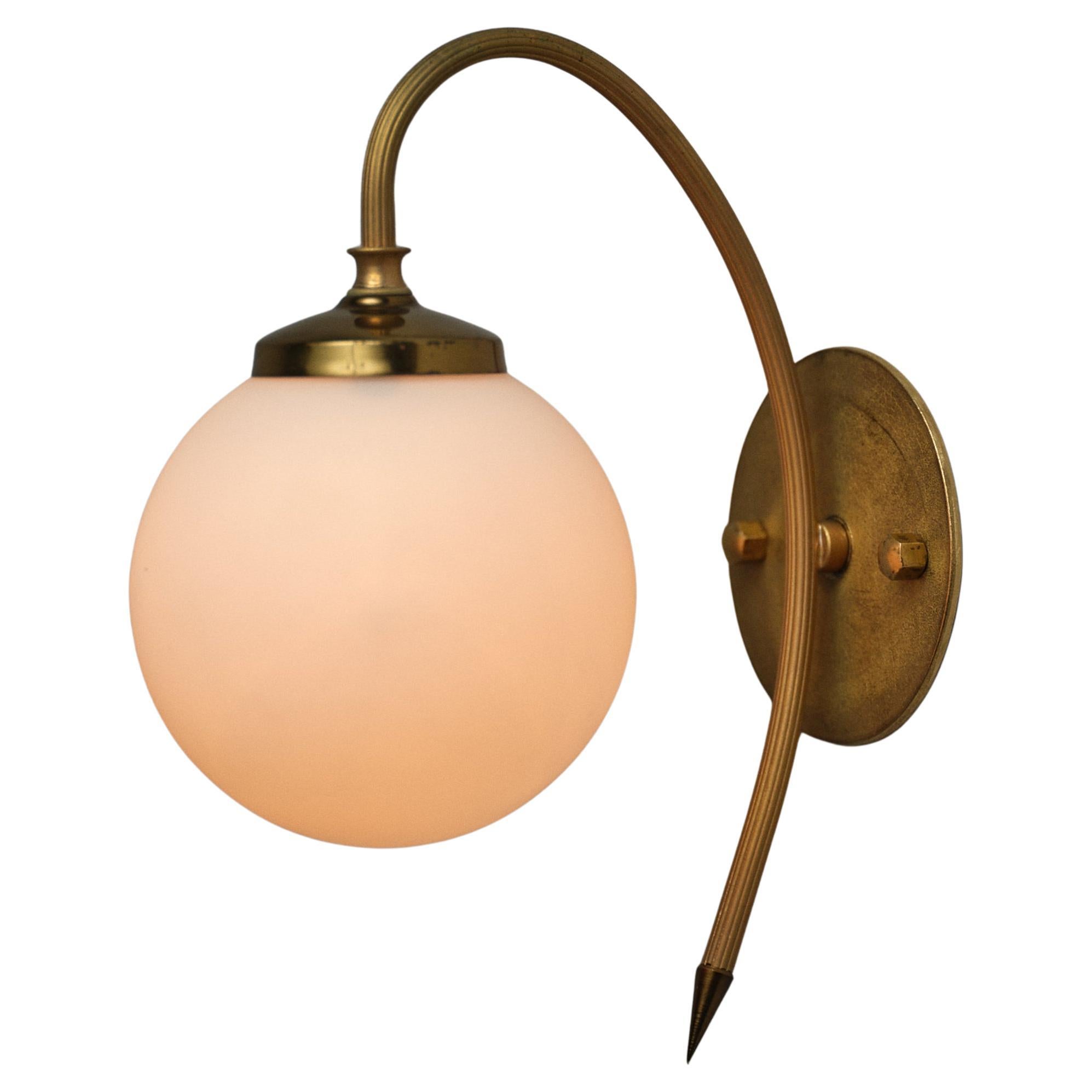 Moderner italienischer Messing-Wandleuchter aus der Jahrhundertmitte mit Opalglasschirmen