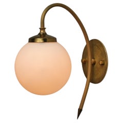 Applique italienne en laiton de style moderne du milieu du siècle avec abat-jour en verre opalin