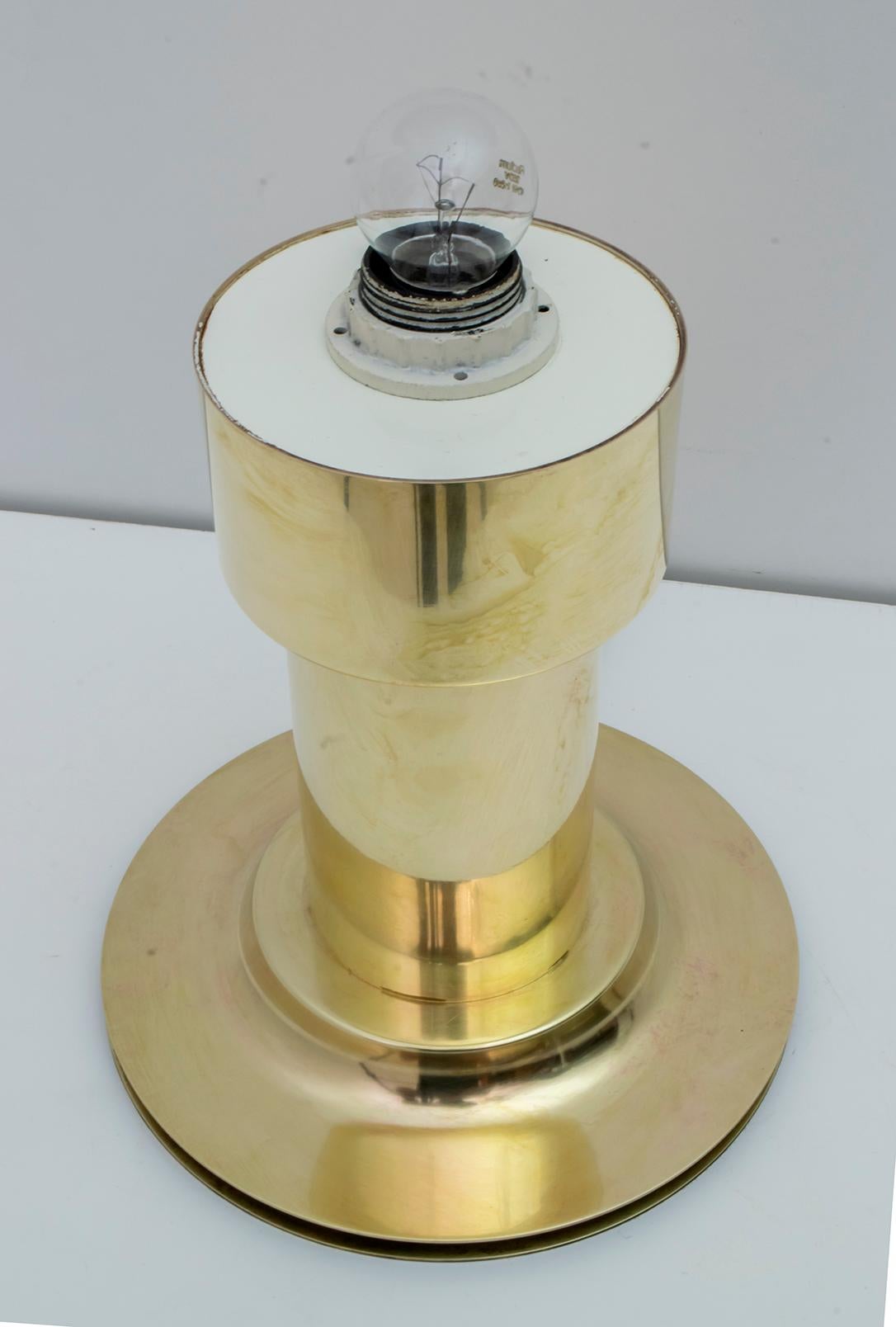 Moderne italienische Messing-Tischlampe aus der Jahrhundertmitte:: 1960er Jahre im Zustand „Gut“ im Angebot in Puglia, Puglia