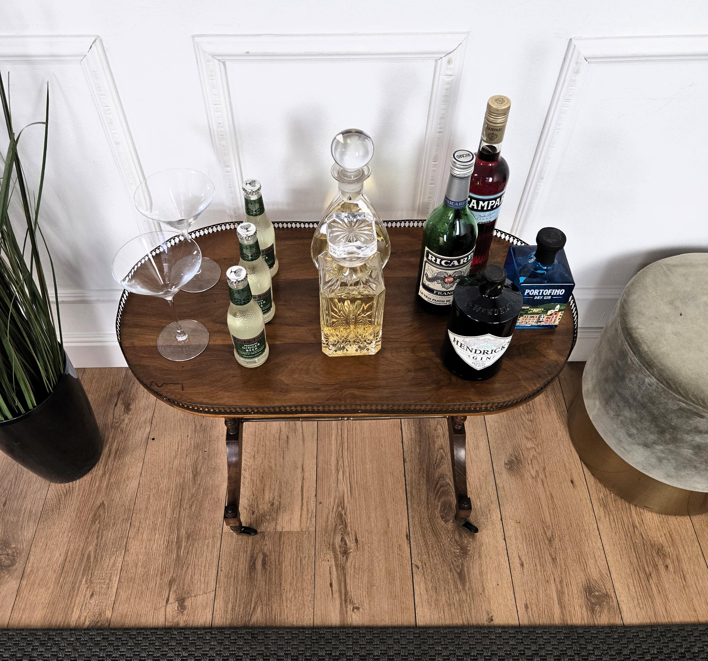 Mid-Century moderno Carrello da bar con tavolino da bar in legno e ottone, moderno e di metà secolo. in vendita