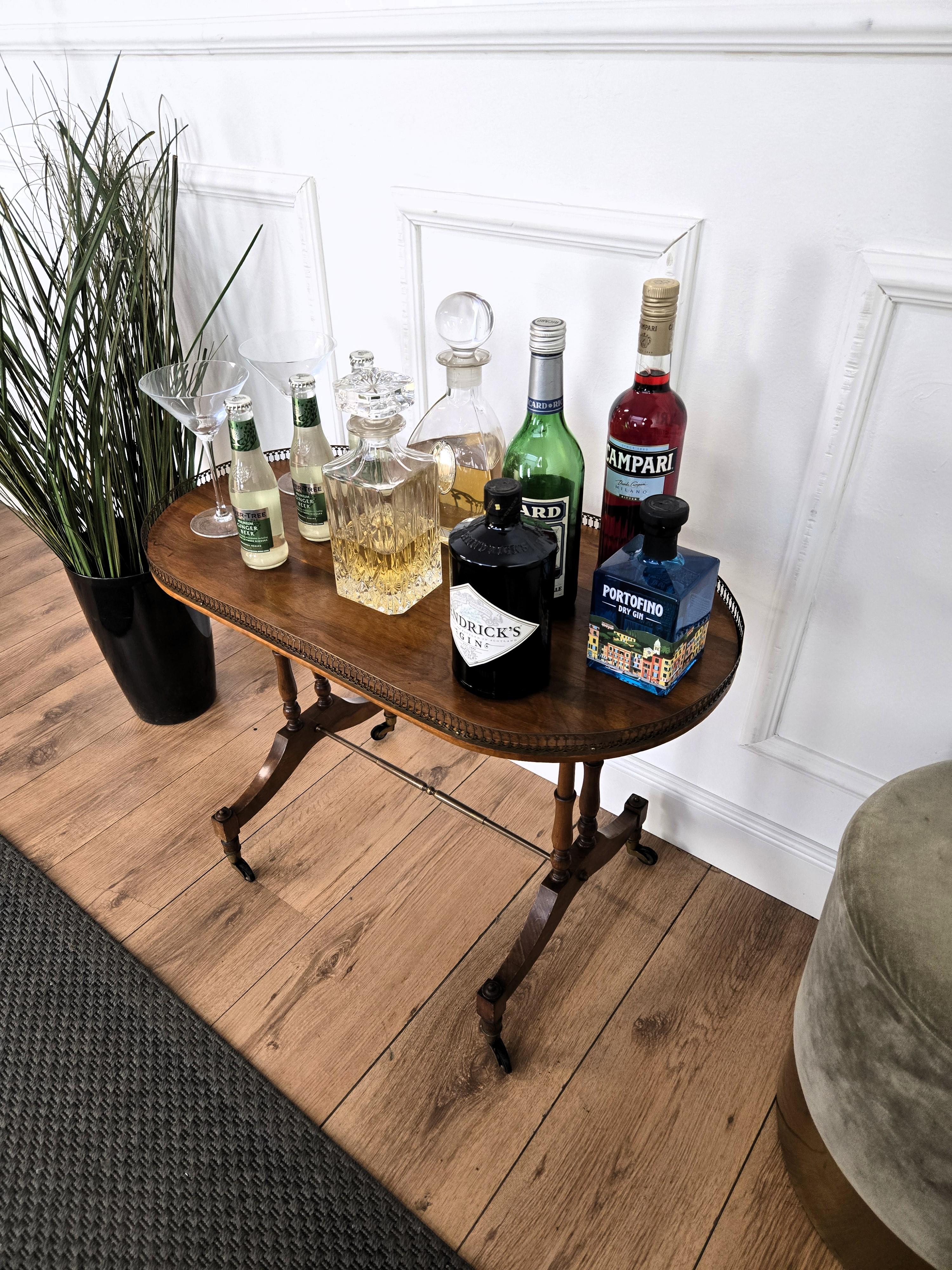 Italiano Carrello da bar con tavolino da bar in legno e ottone, moderno e di metà secolo. in vendita
