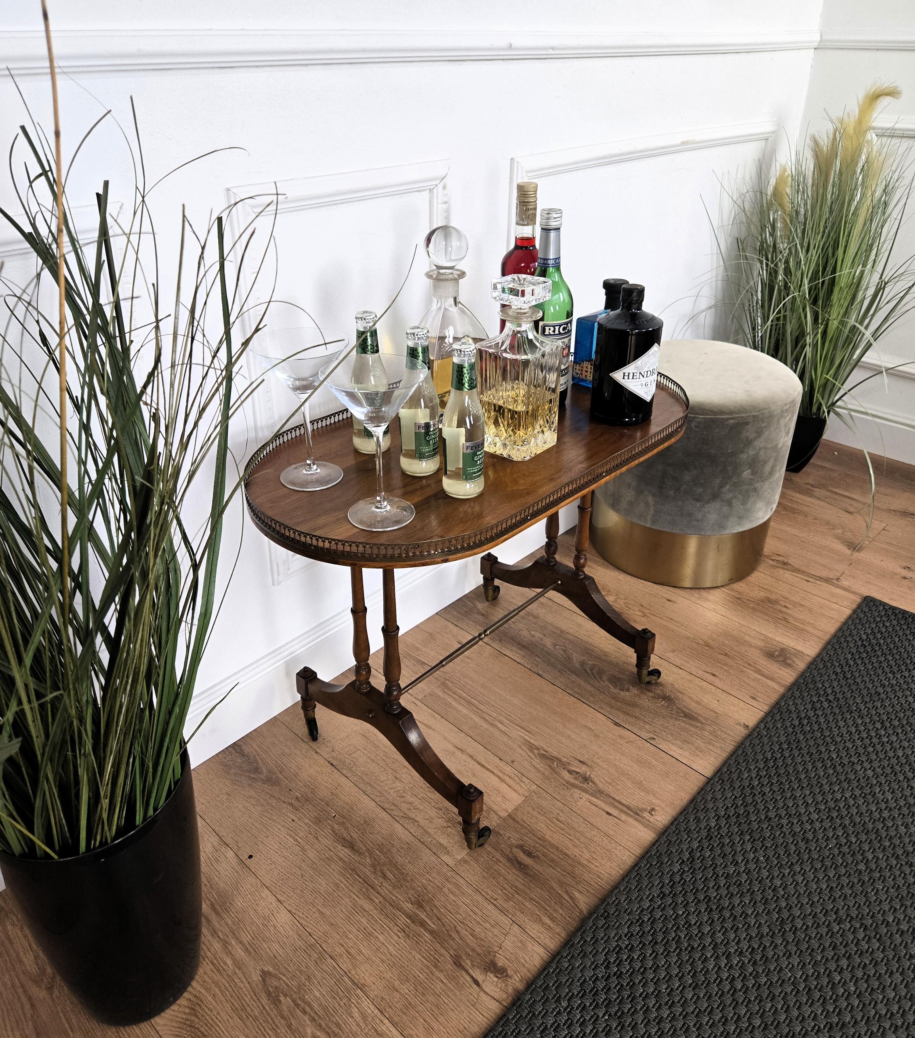Carrello da bar con tavolino da bar in legno e ottone, moderno e di metà secolo. In condizioni buone in vendita a Carimate, Como