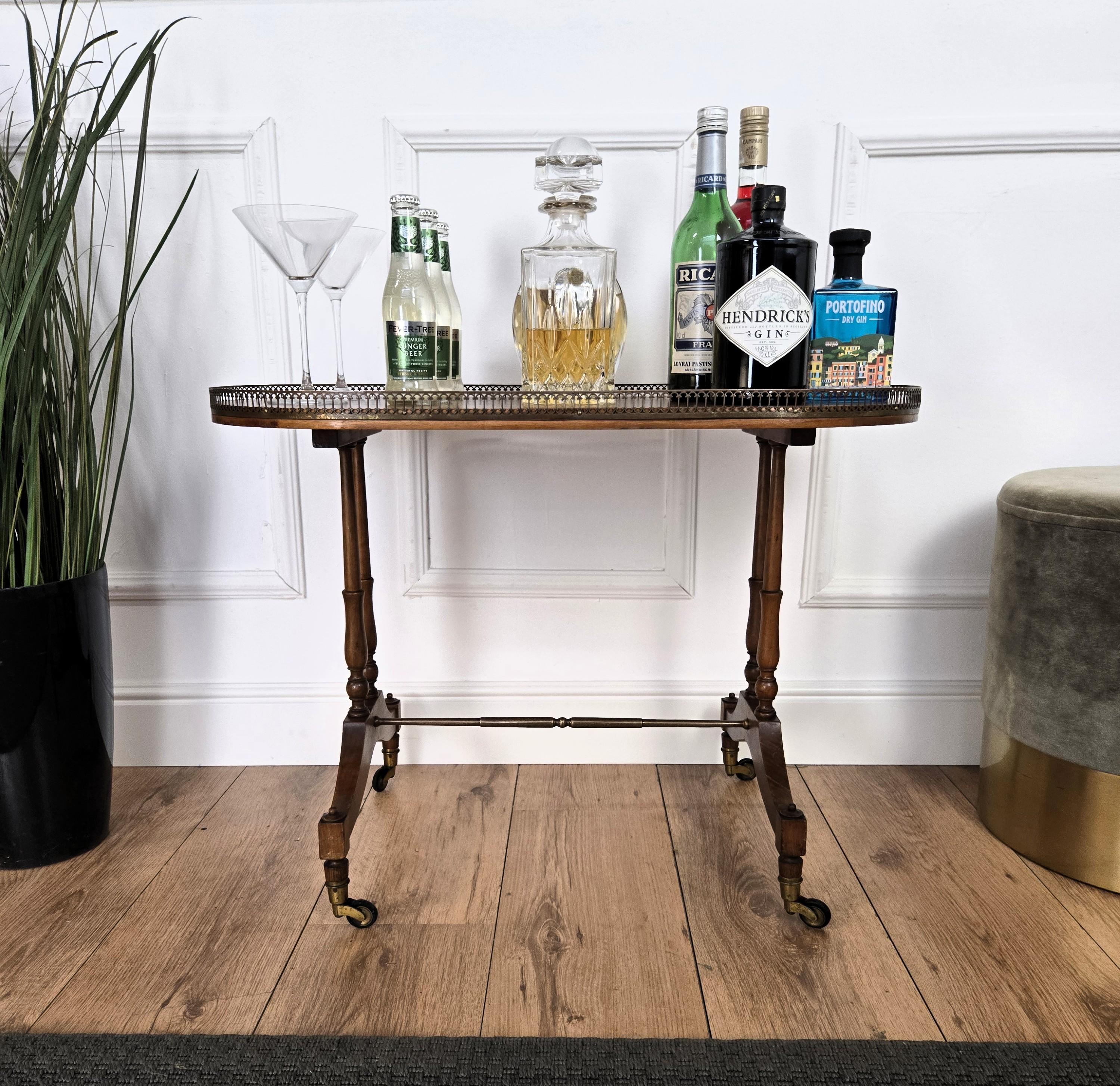XX secolo Carrello da bar con tavolino da bar in legno e ottone, moderno e di metà secolo. in vendita