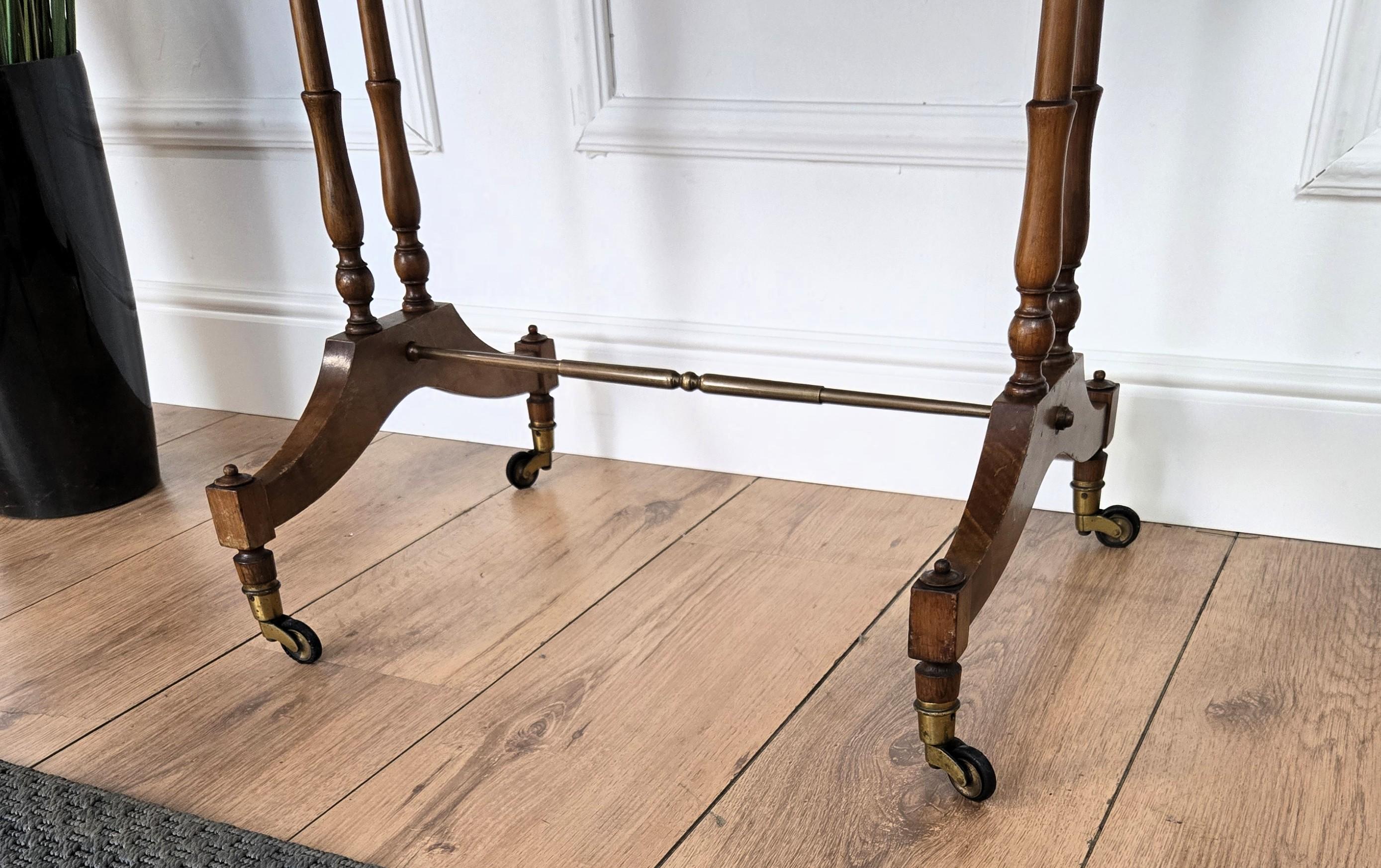 Ottone Carrello da bar con tavolino da bar in legno e ottone, moderno e di metà secolo. in vendita