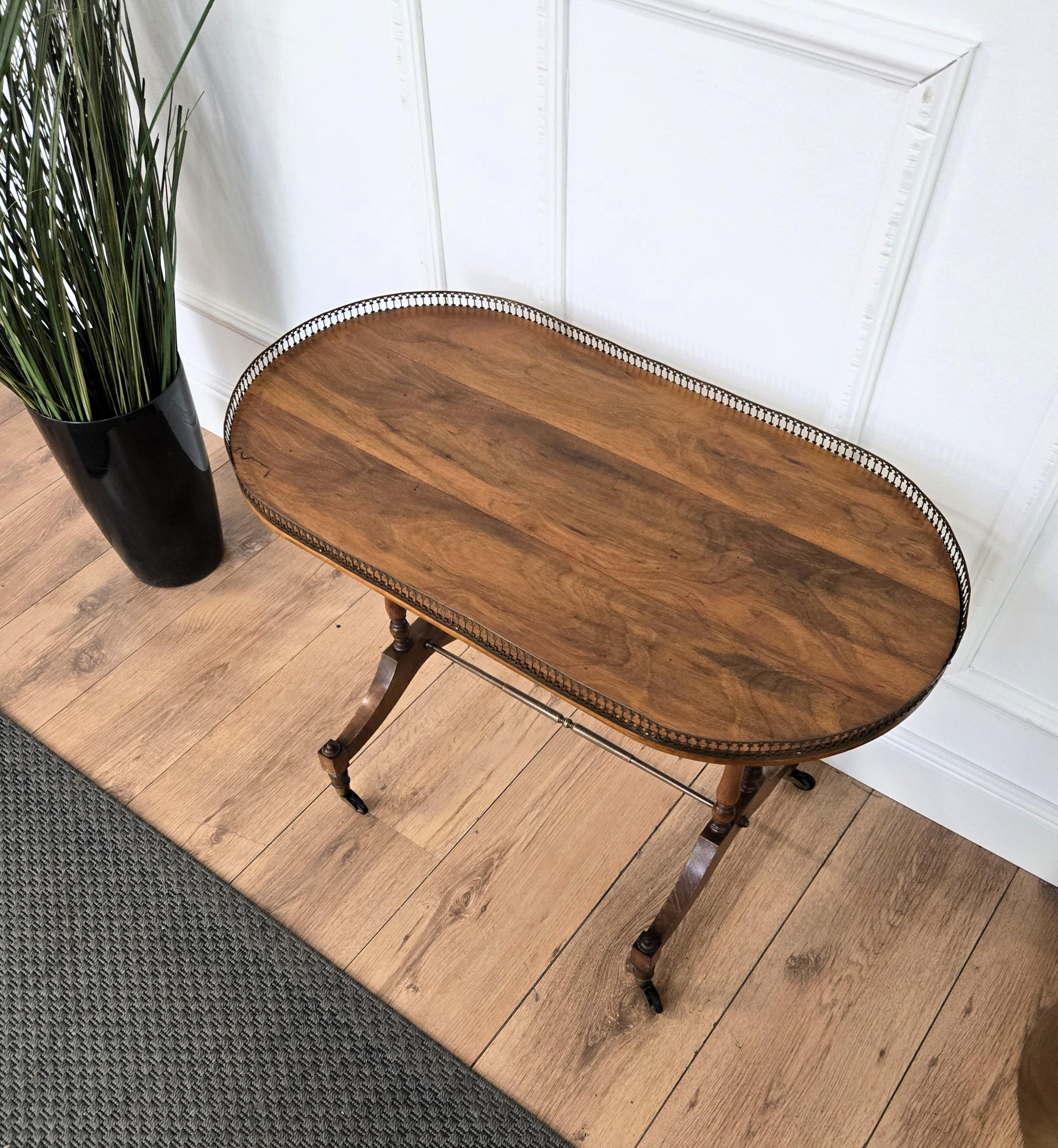 Carrello da bar con tavolino da bar in legno e ottone, moderno e di metà secolo. in vendita 2