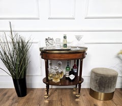 Mid-Century Modern Italian Brass Wood Bar Side Table Cart with Green Marble Top (table d'appoint en laiton et bois avec plateau en marbre vert)