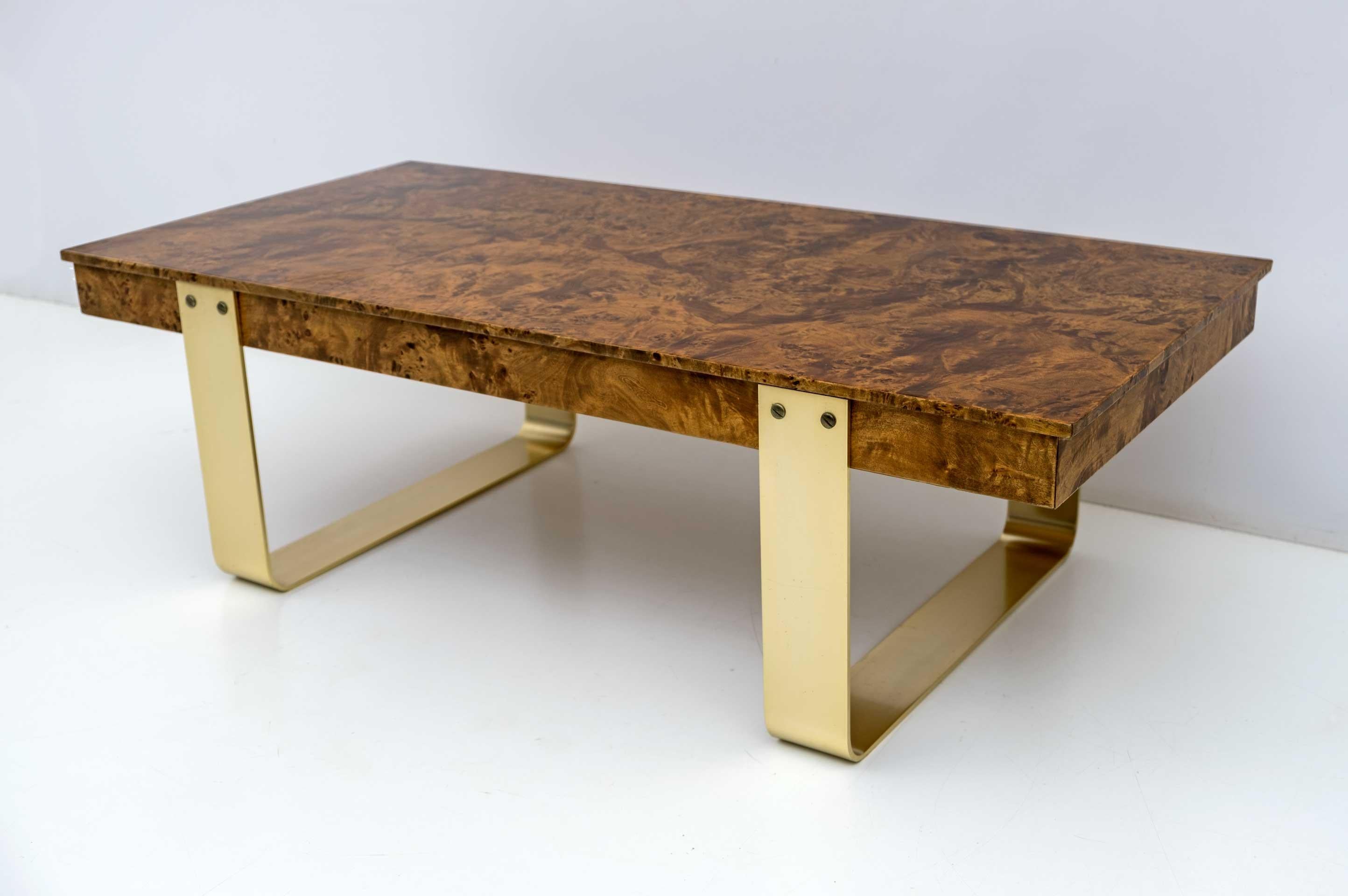 Italian coffee table in walnut briar and brass, 70s.
The coffee table has been restored and polished with shellac.