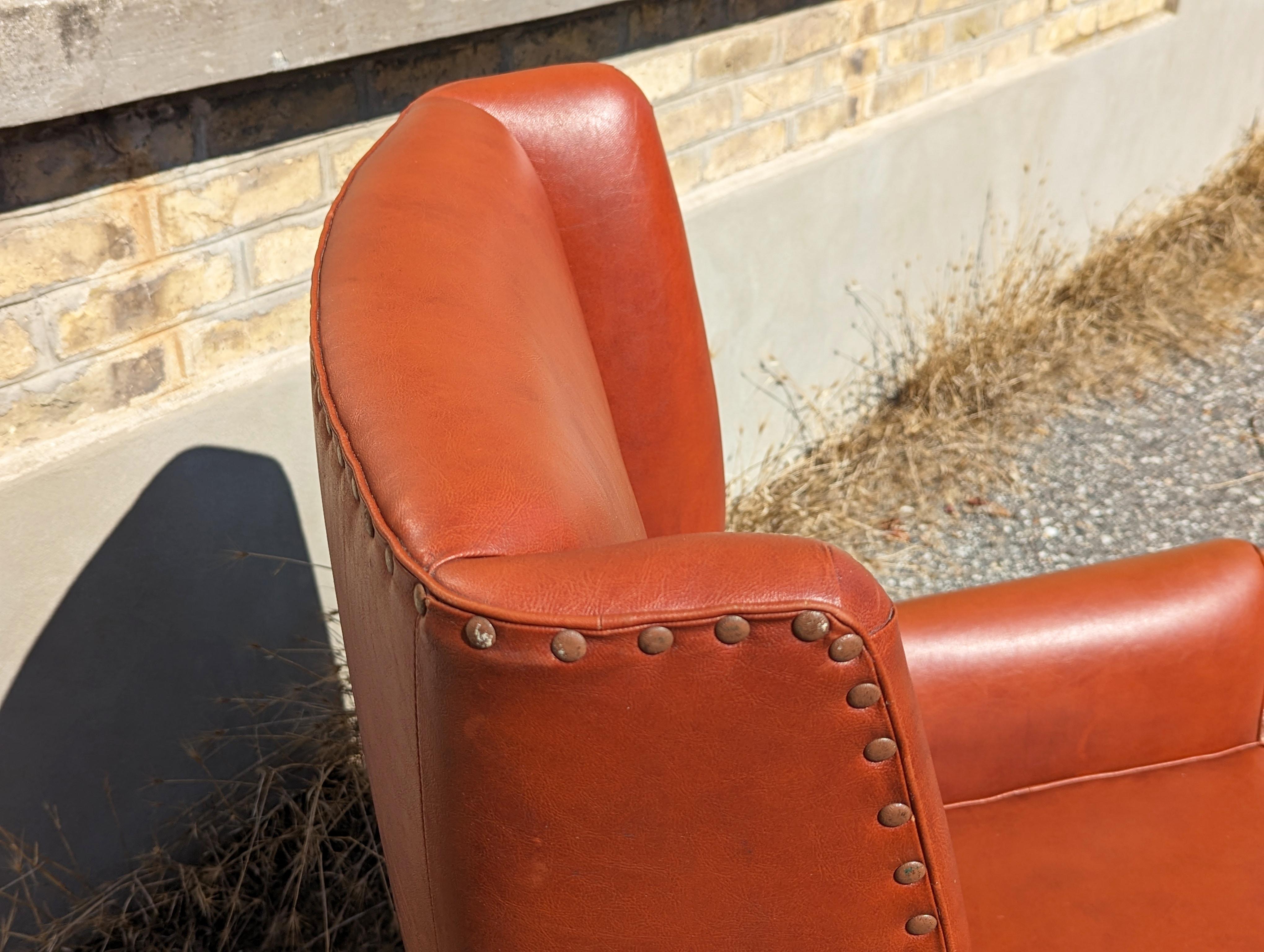 Ce fauteuil a été produit en Italie dans les années 1950. Il est fabriqué à partir de  Structure en bois et revêtement en skaï rouge brique. L'état extérieur est moyen car la sellerie en skaï présente des défauts visibles comme indiqué sur les