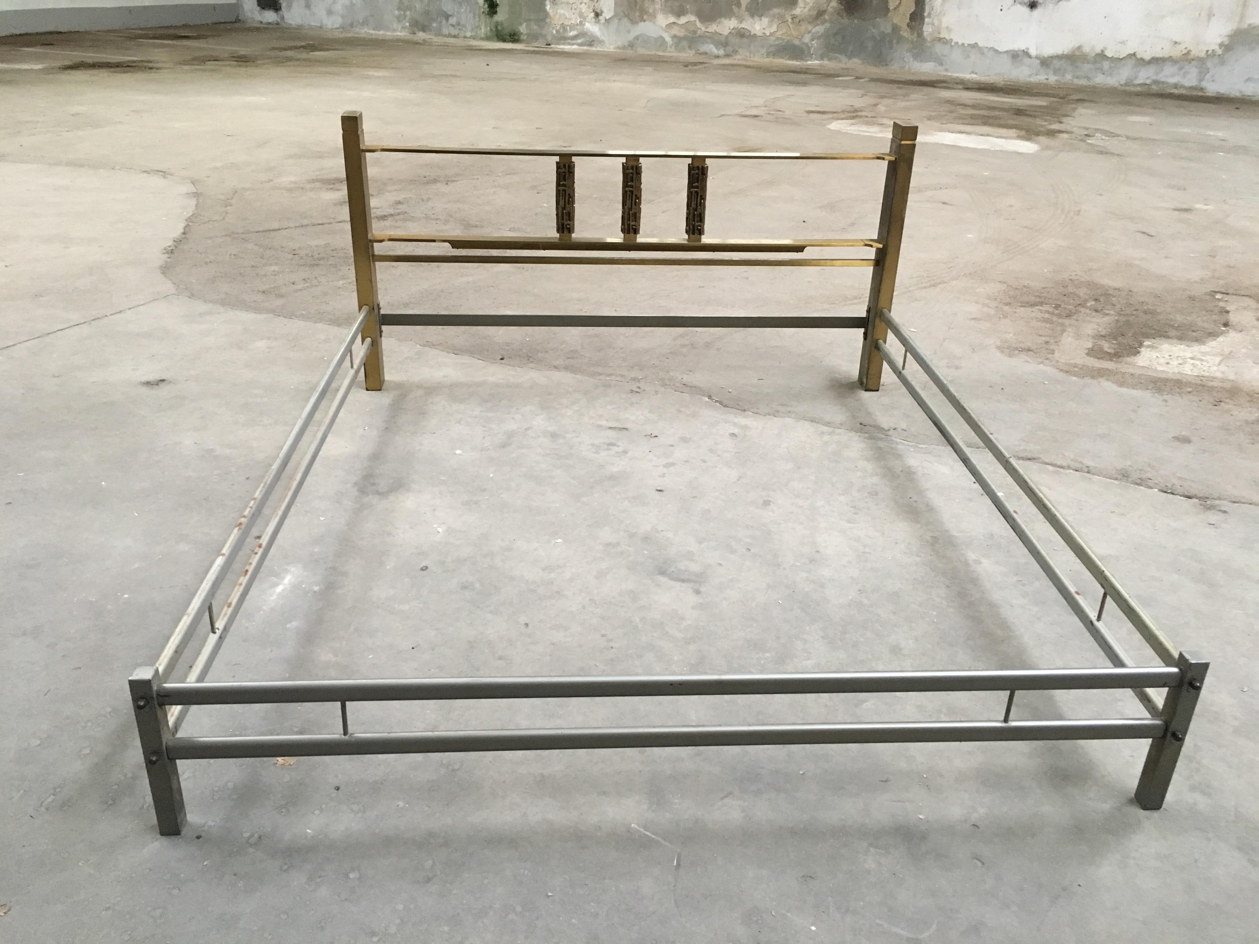 Mid-Century Modern Italian Bronze Queen Size Bed by Luciano Frigerio, 1970s In Good Condition For Sale In Prato, IT