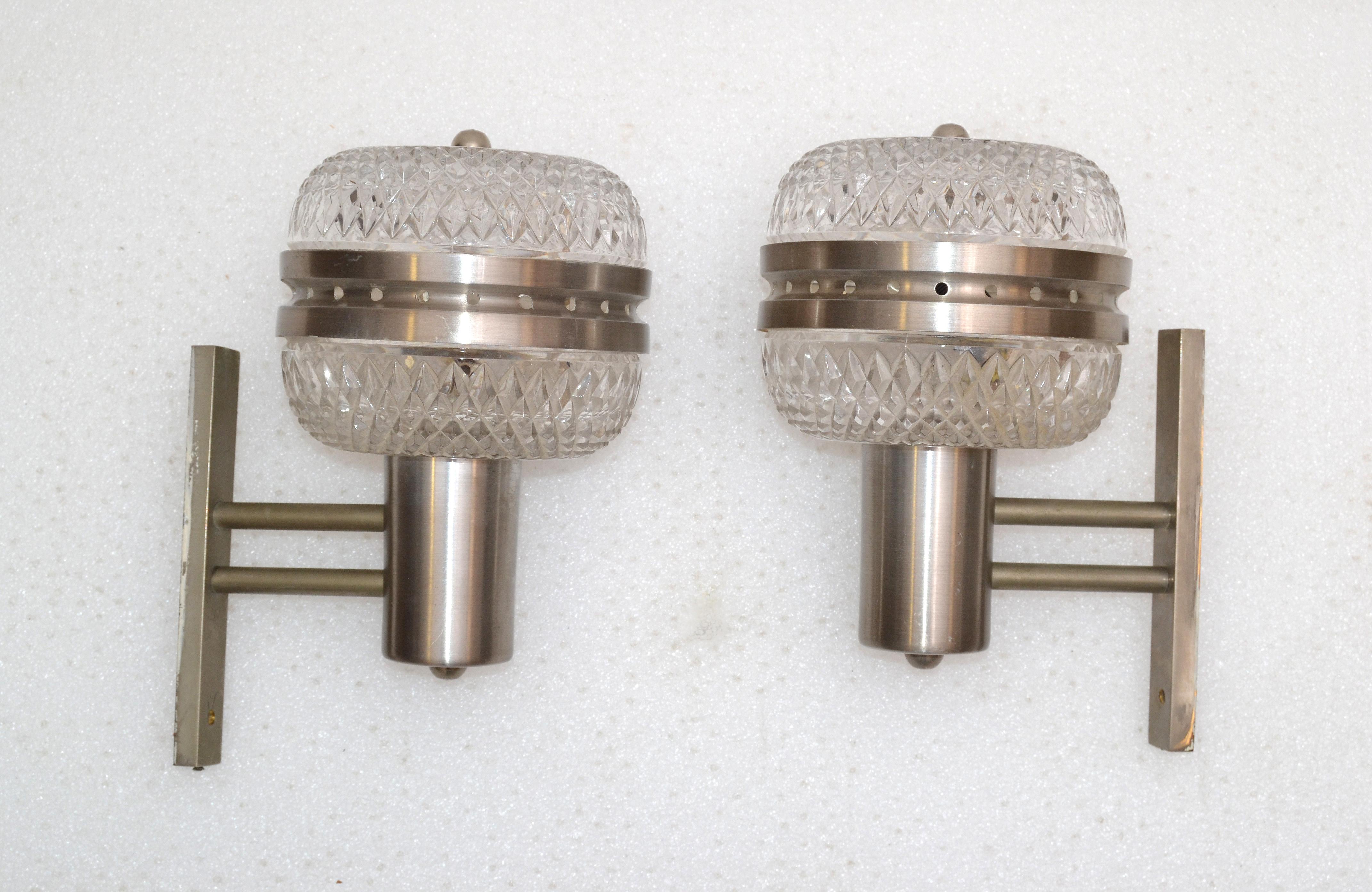 We offer a pair of brushed stainless steel sconces, wall lights with cut glass globes, made in Italy.
In perfect working condition and each takes a small round E14 light bulb.
Back plate measures: 7.25 x 1 x 0.5 inches height.
Projection from the