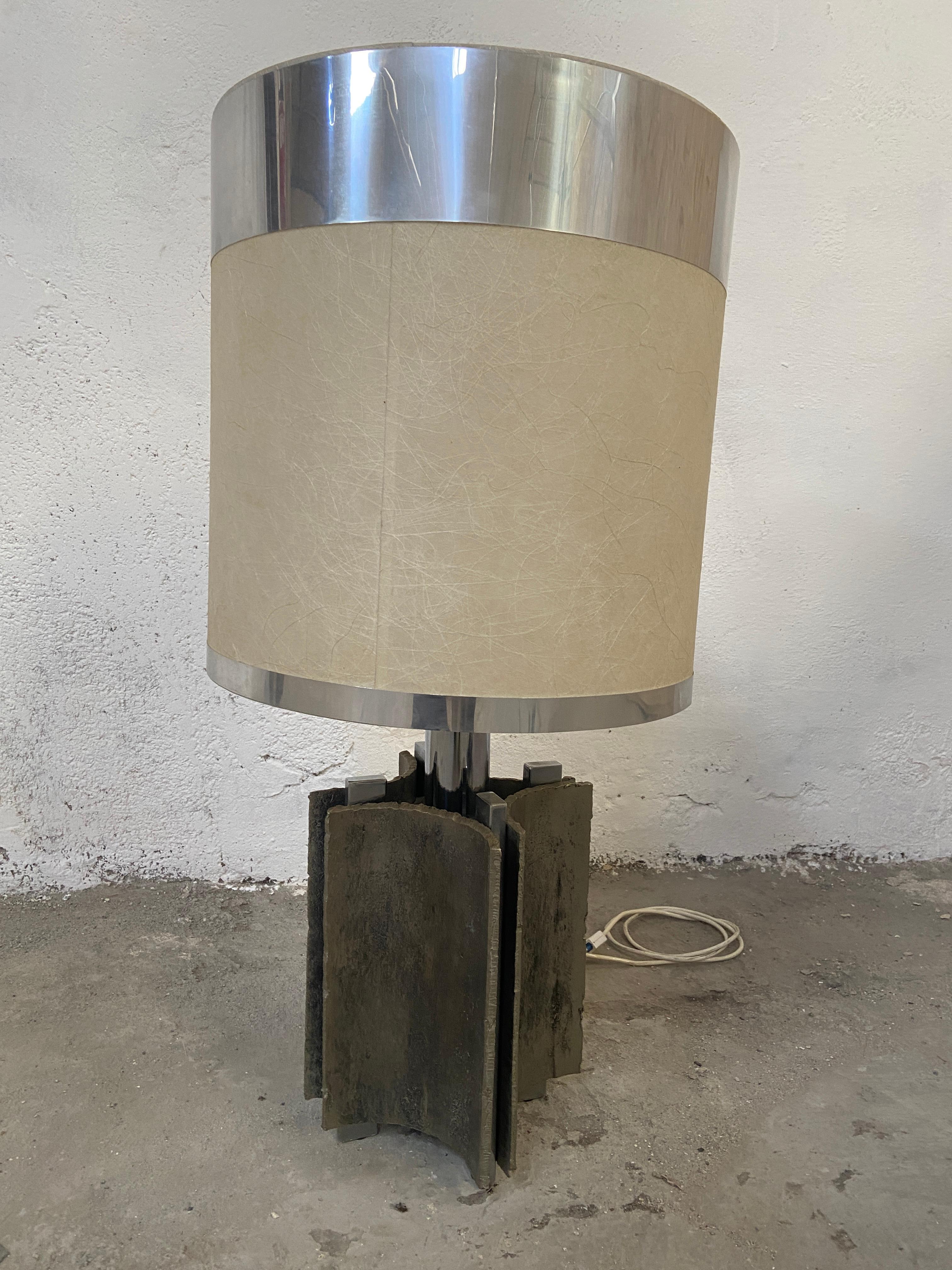 Mid-Century Modern Italian three-light Brutalist cast aluminum table lamp with its original lampshade. 1970s
The lamp has European electrification.
The Cast Aluminum Lamp basement mesures cm.20x20xh34.
 