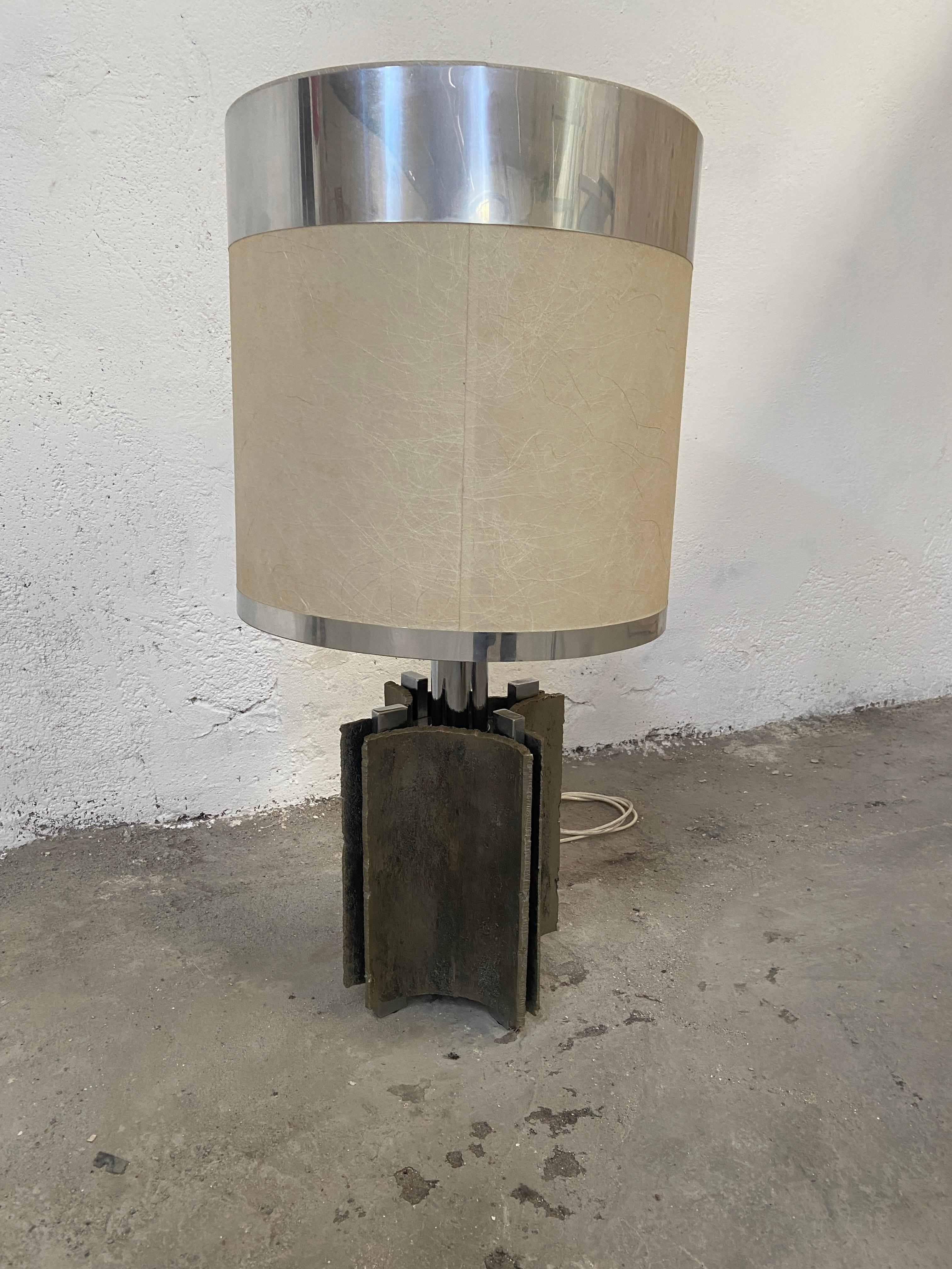 Mid-Century Modern Italian Brutalist Cast Aluminum Table Lamp with its Lampshade In Good Condition For Sale In Prato, IT