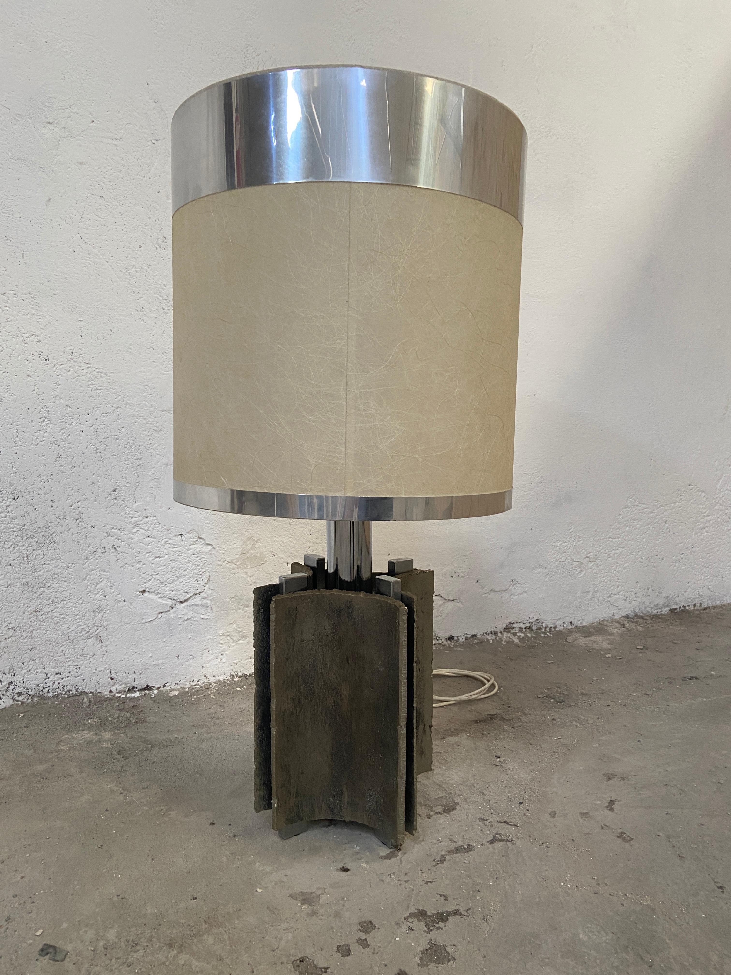 Late 20th Century Mid-Century Modern Italian Brutalist Cast Aluminum Table Lamp with its Lampshade For Sale