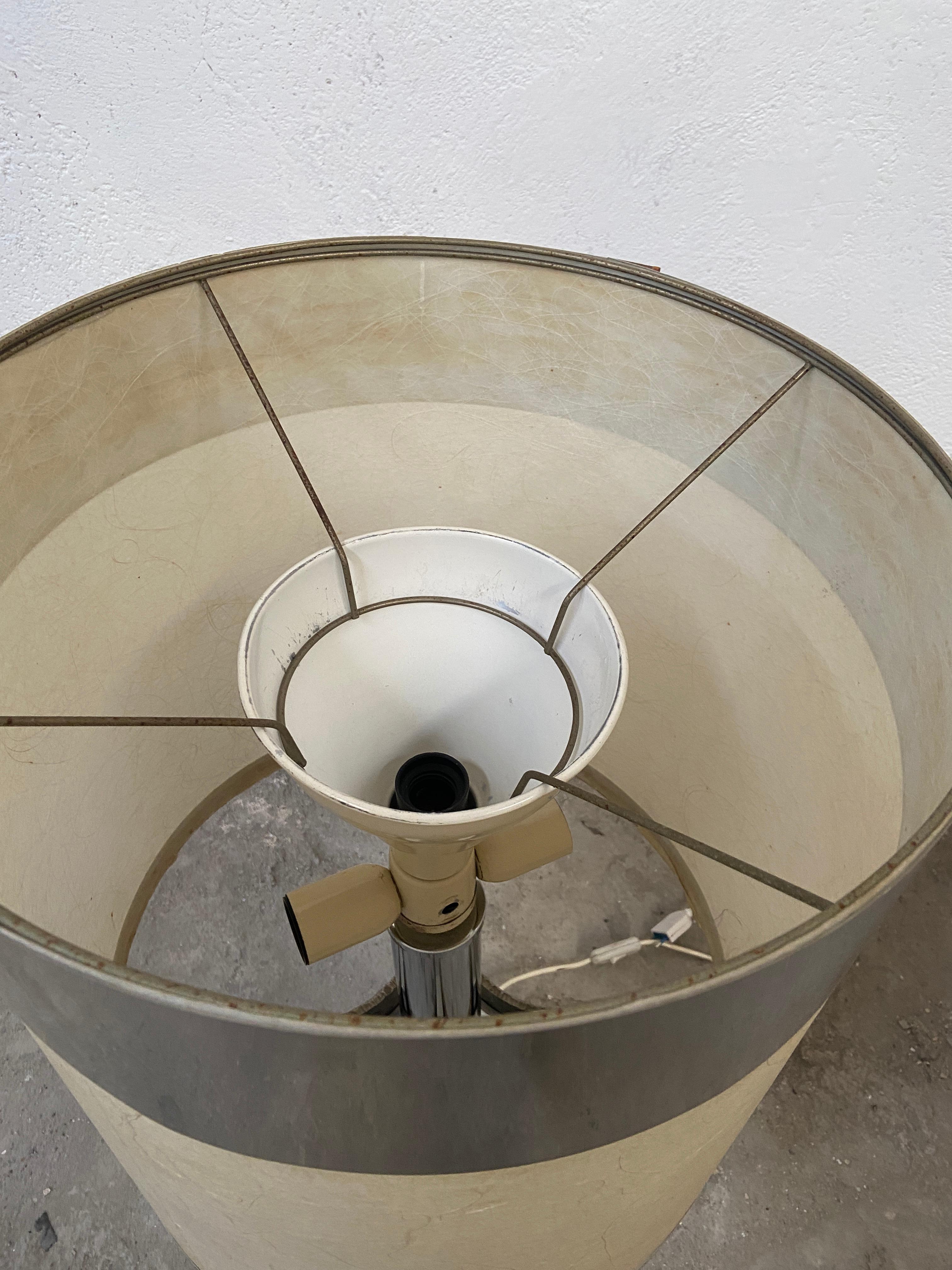 Italienische brutalistische Mid-Century-Modern-Tischlampe aus Aluminiumguss mit Lampenschirm im Angebot 4