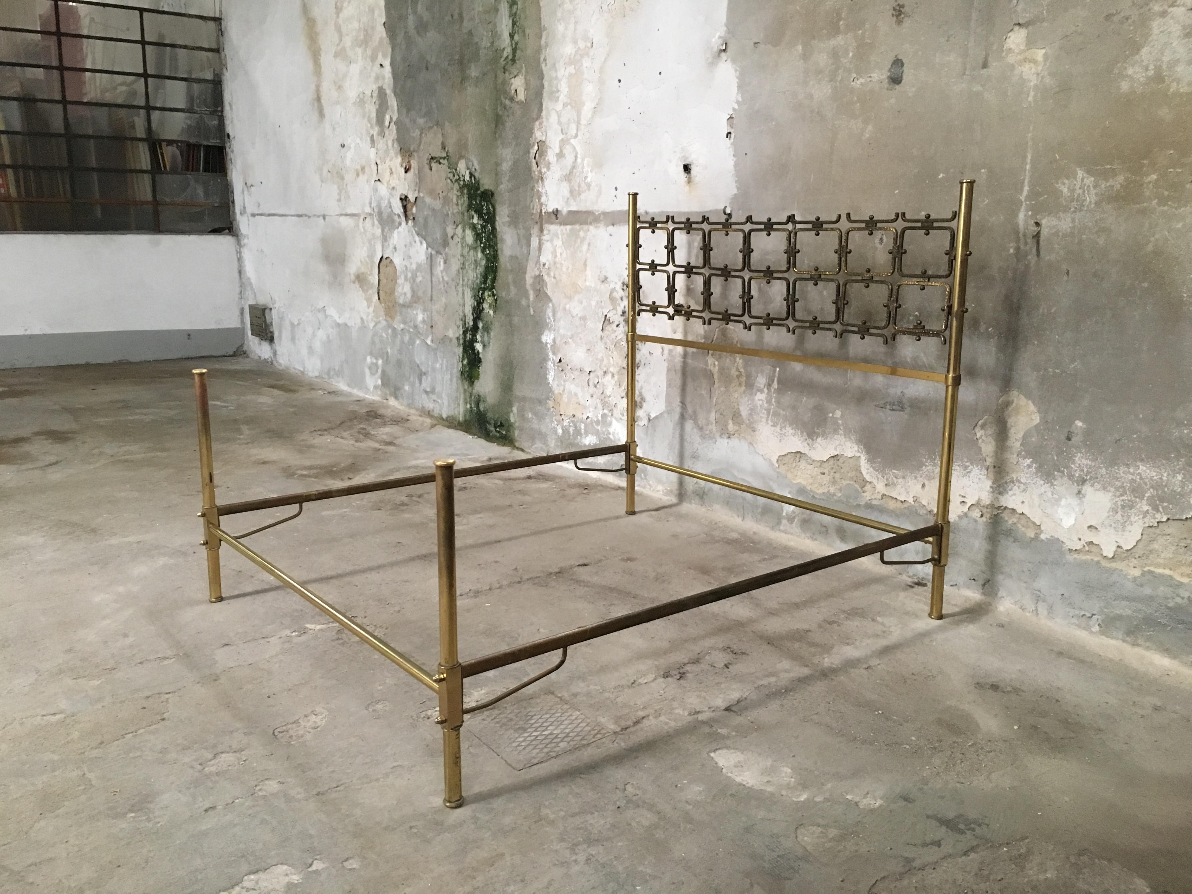 Mid-Century Modern Italian burnished brass double bed by Arnaldo Pomodoro and Osvaldo Borsani, 1960s.
The headboard is made of burnished brass and the remaining parts of the structure are in gilt brass. The bed needs a bed net and a mattress of