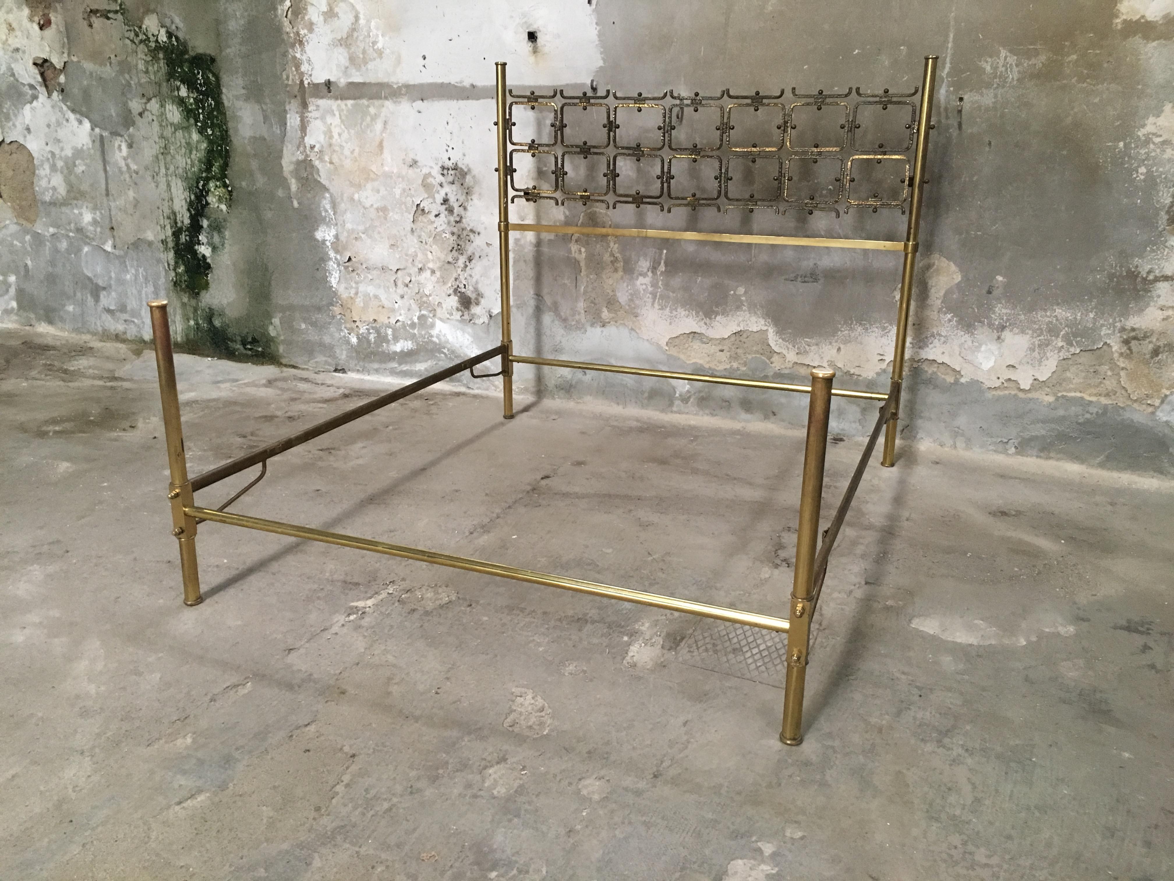 Mid-Century Modern Italian Burnished Brass Double Bed by Pomodoro and Borsani In Good Condition For Sale In Prato, IT