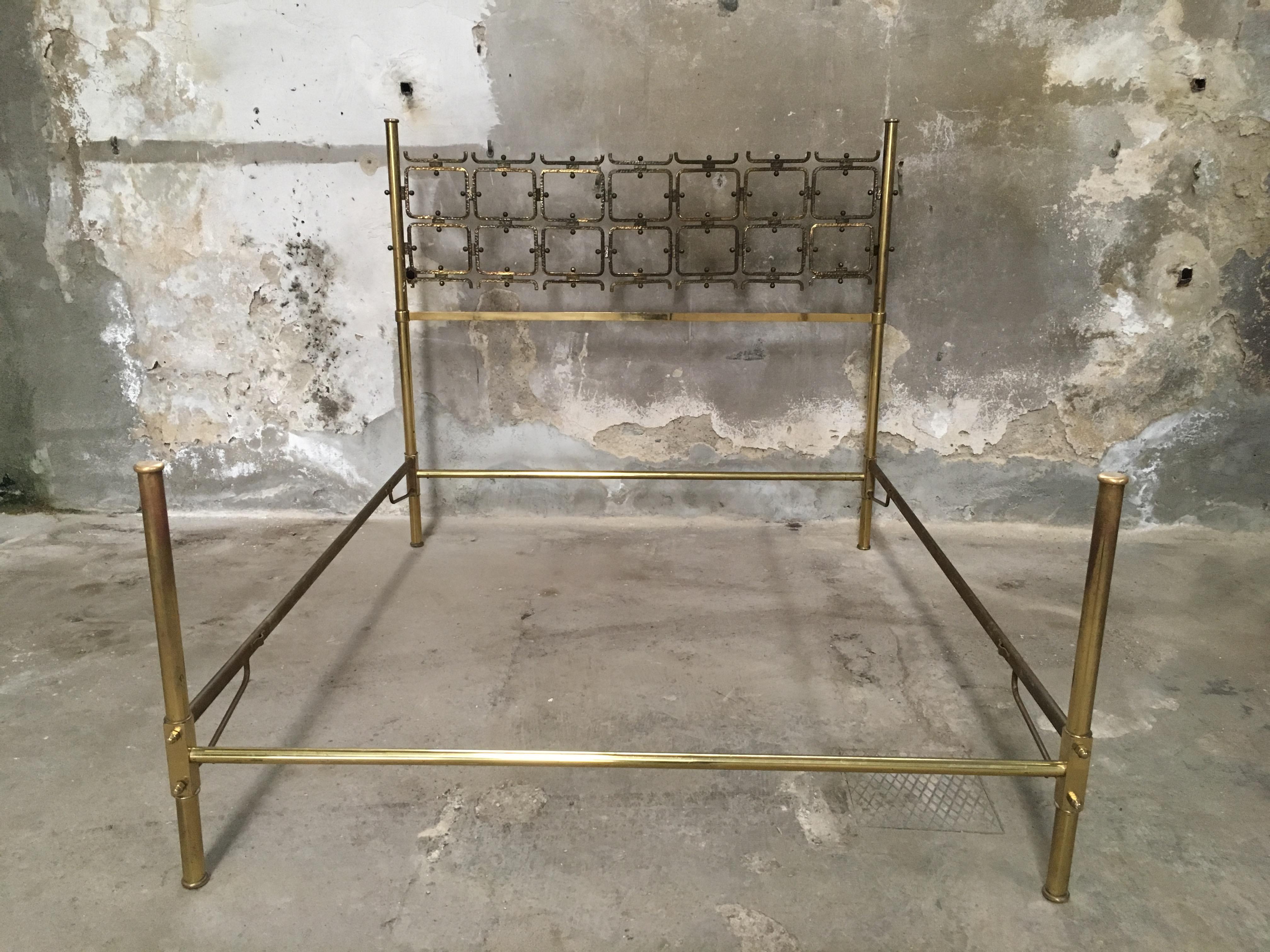 Mid-Century Modern Italian Burnished Brass Double Bed by Pomodoro and Borsani In Good Condition For Sale In Prato, IT