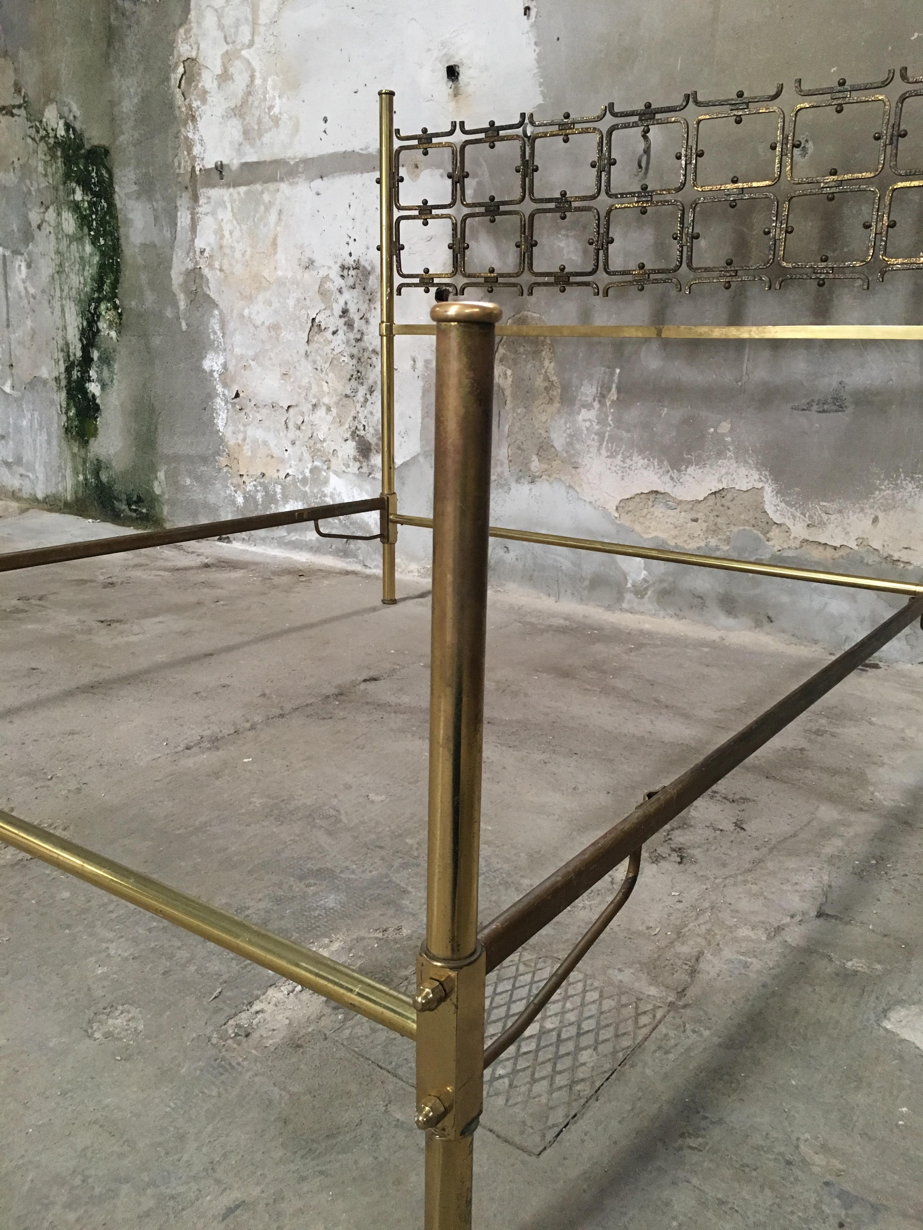 Mid-Century Modern Italian Burnished Brass Double Bed by Pomodoro and Borsani For Sale 1