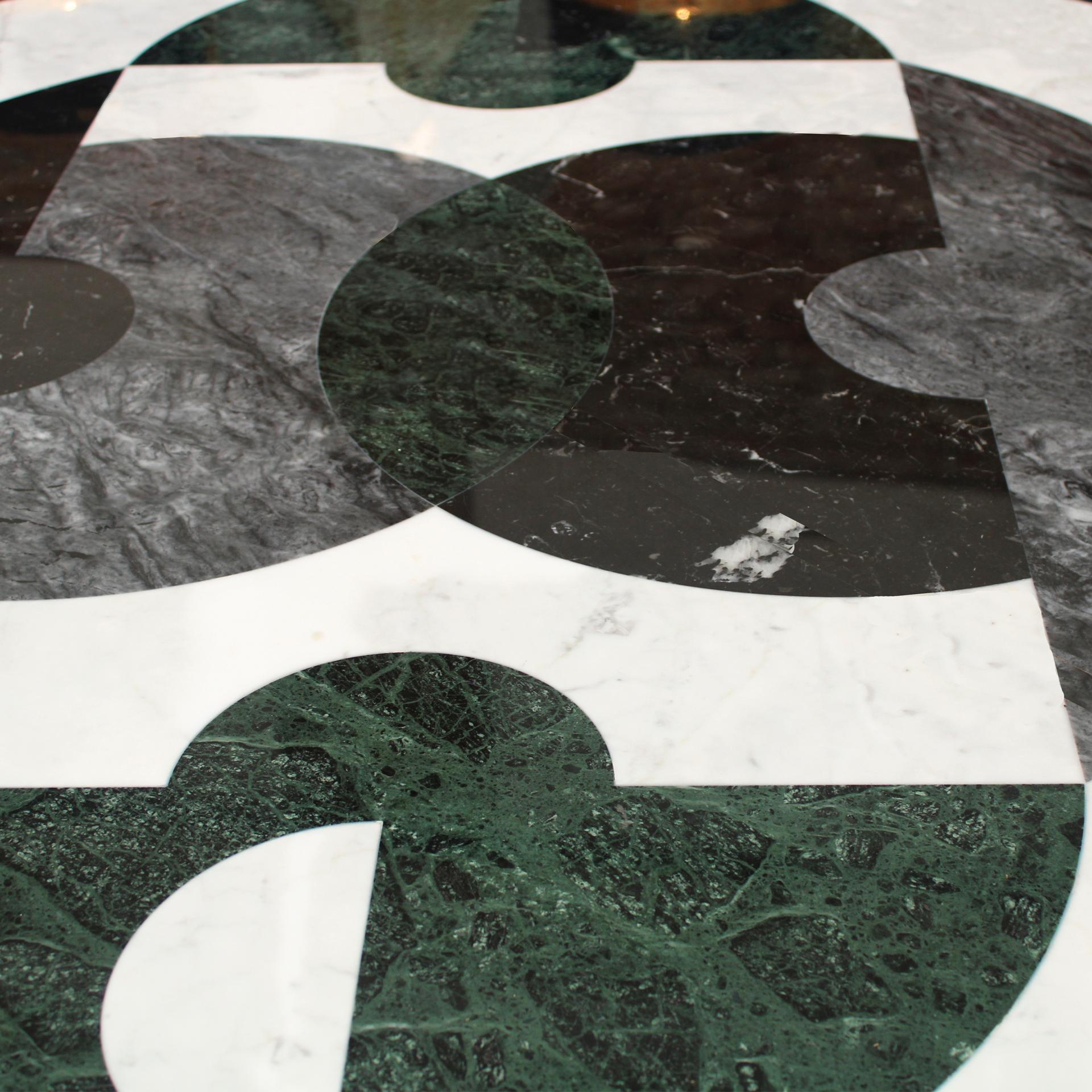 Table ronde italienne contemporaine en marqueterie de marbre Marbre et laiton rare Bon état - En vente à Madrid, ES