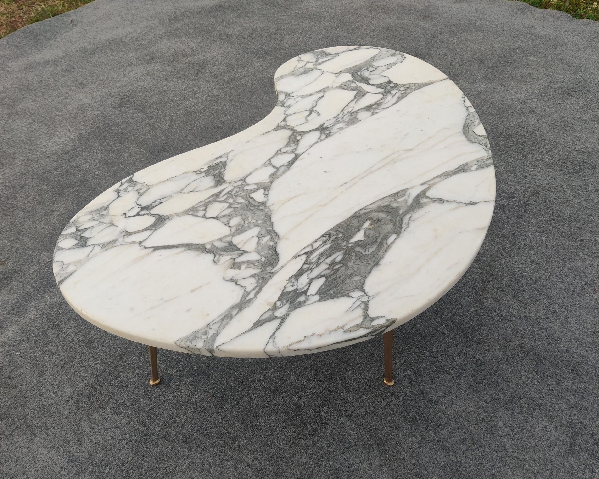 Table à café ou à cocktail en marbre italien Calacatta, moderne du milieu du siècle, pieds en laiton en vente 4
