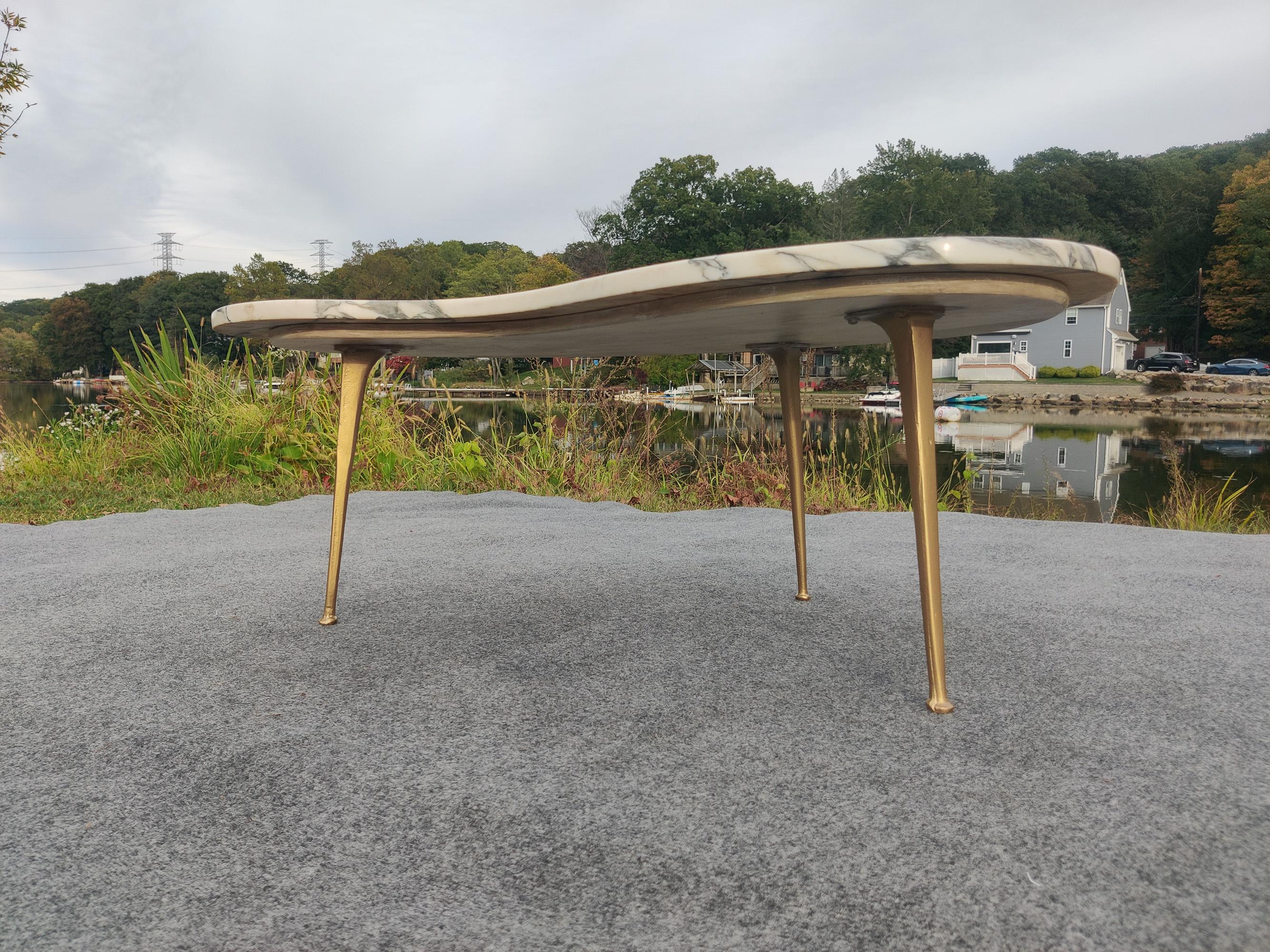 Table à café ou à cocktail en marbre italien Calacatta, moderne du milieu du siècle, pieds en laiton en vente 6