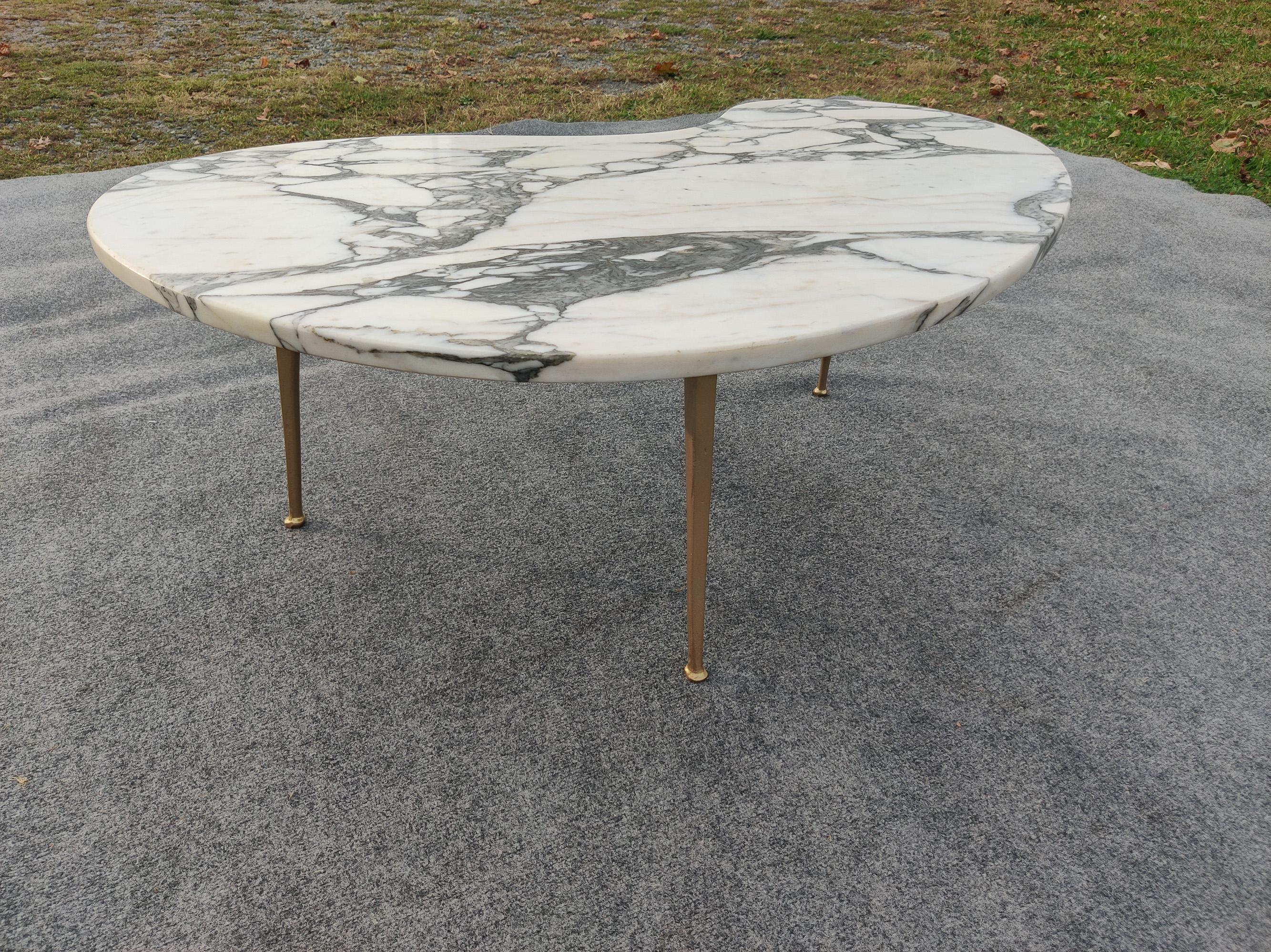 Table à café ou à cocktail en marbre italien Calacatta, moderne du milieu du siècle, pieds en laiton en vente 7